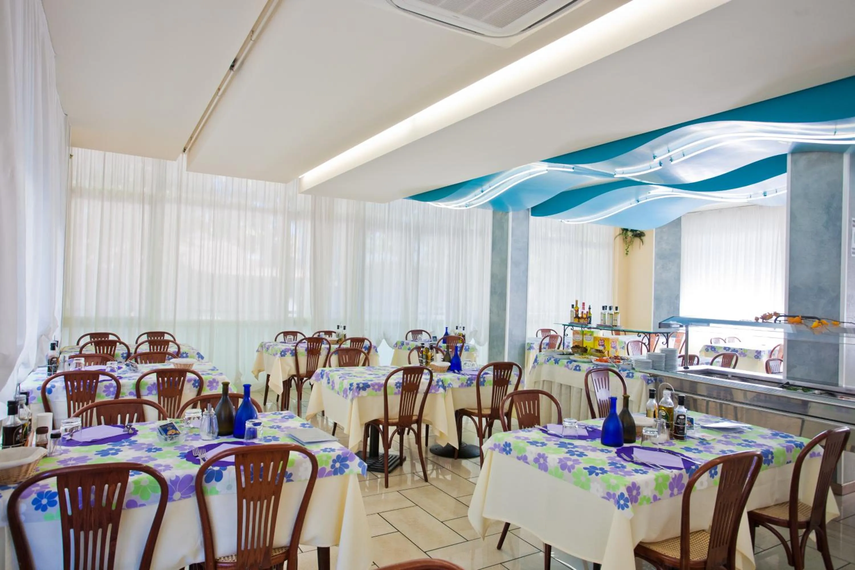 Restaurant/places to eat in Hotel Condor