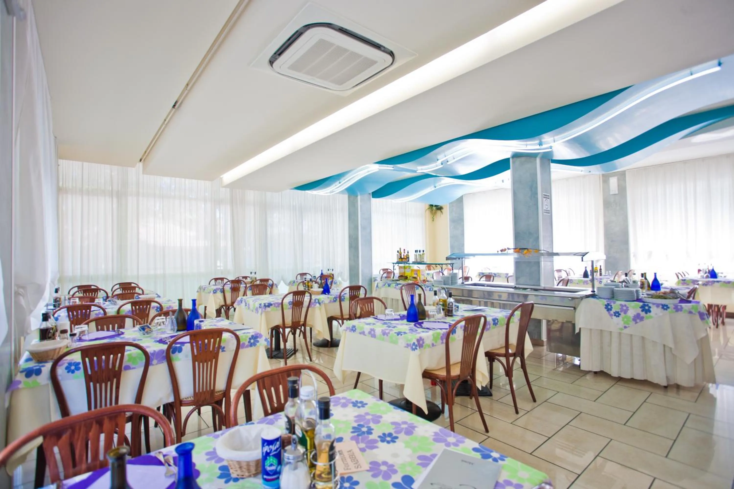 Restaurant/places to eat in Hotel Condor