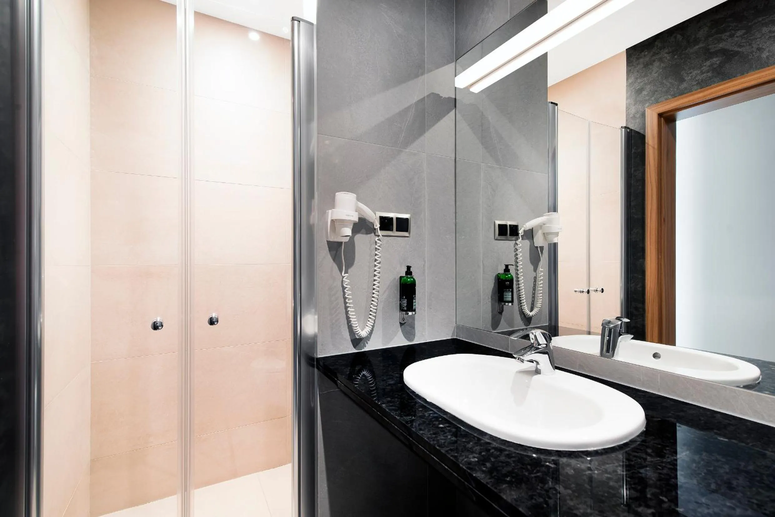 Shower in Hotel Piano