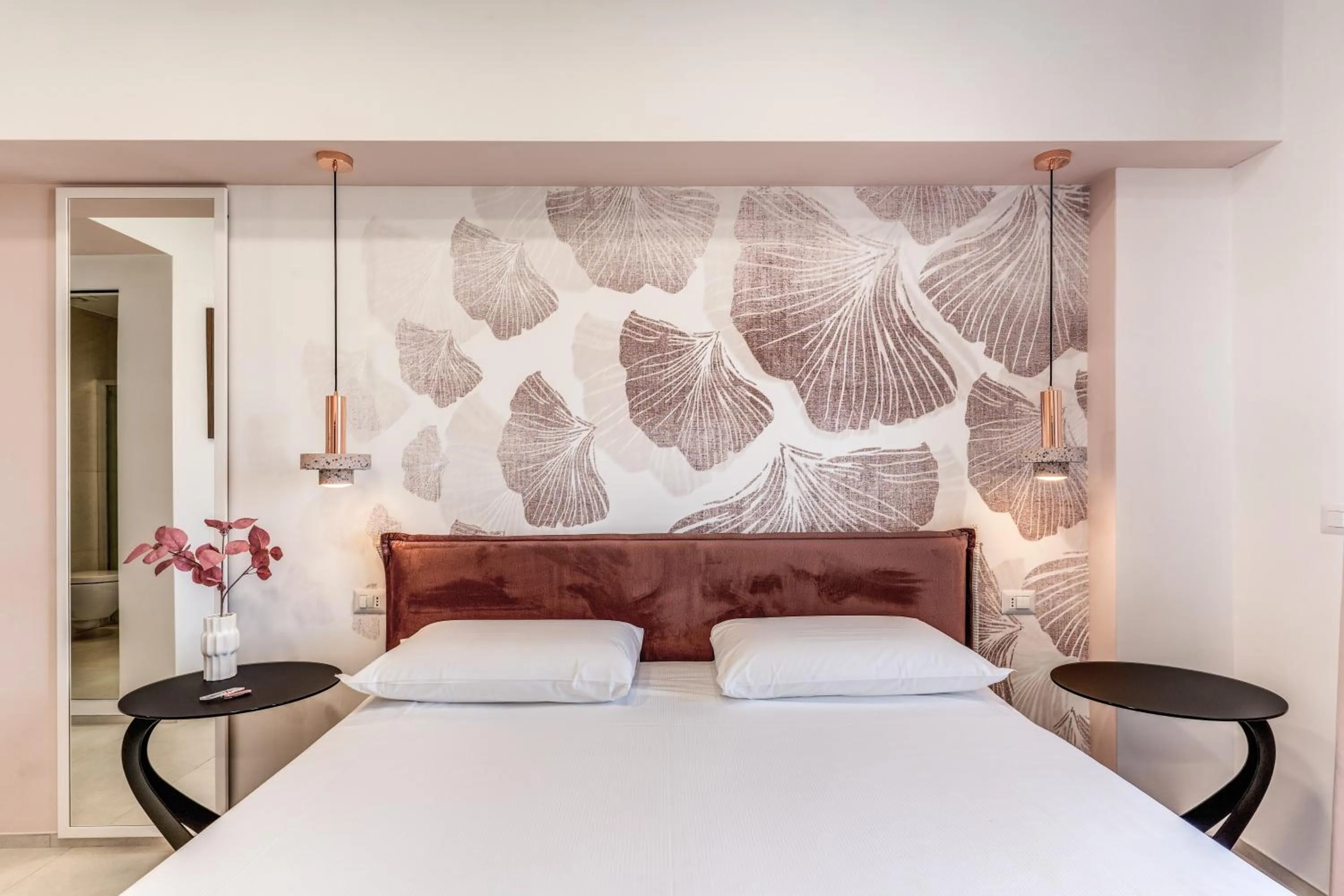 Photo of the whole room, Bed in National Square Napoli