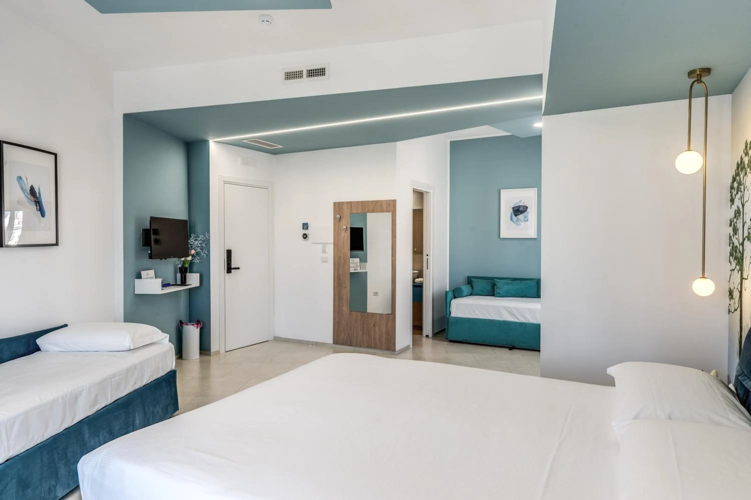 Photo of the whole room, Bed in National Square Napoli