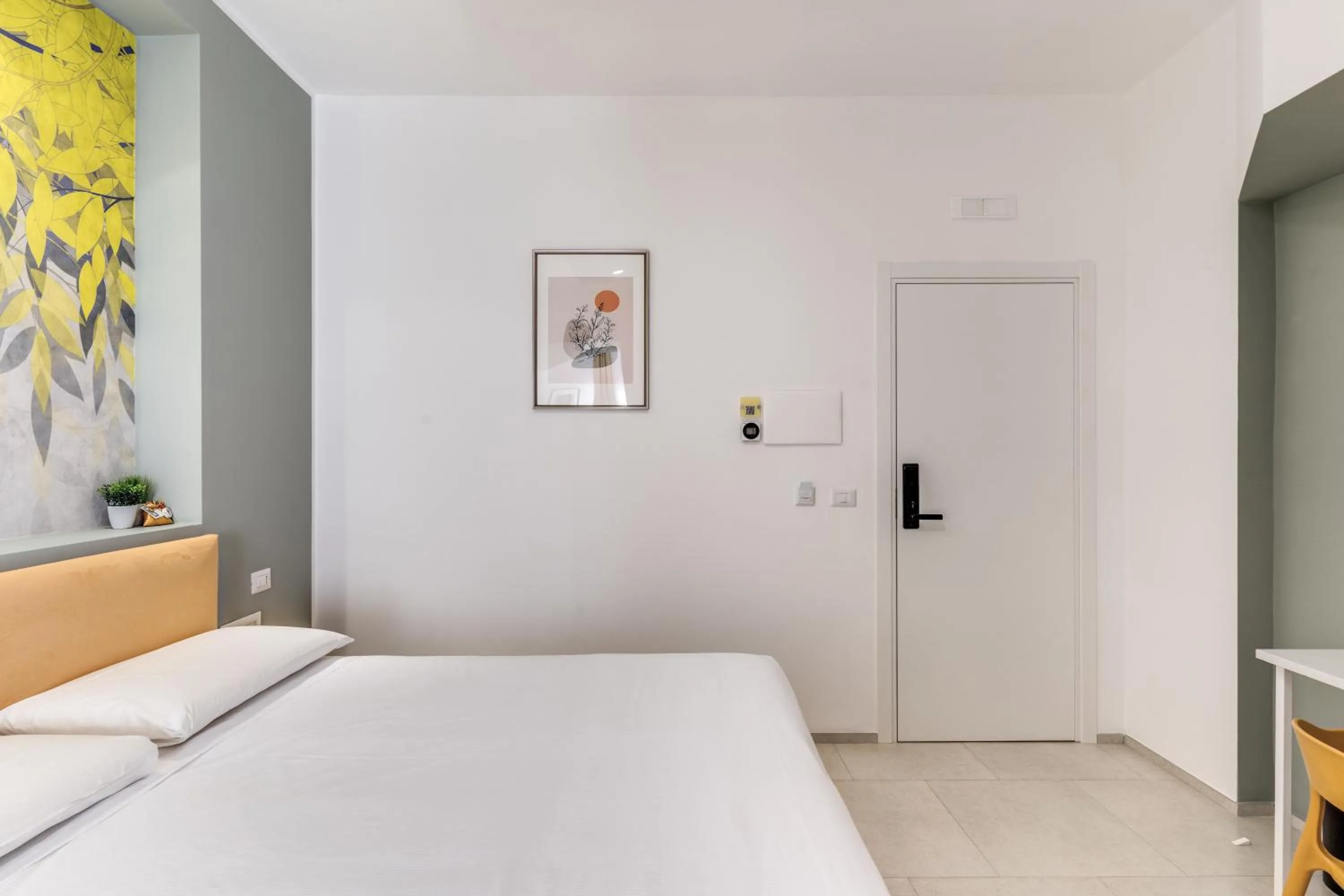 Photo of the whole room, Bed in National Square Napoli