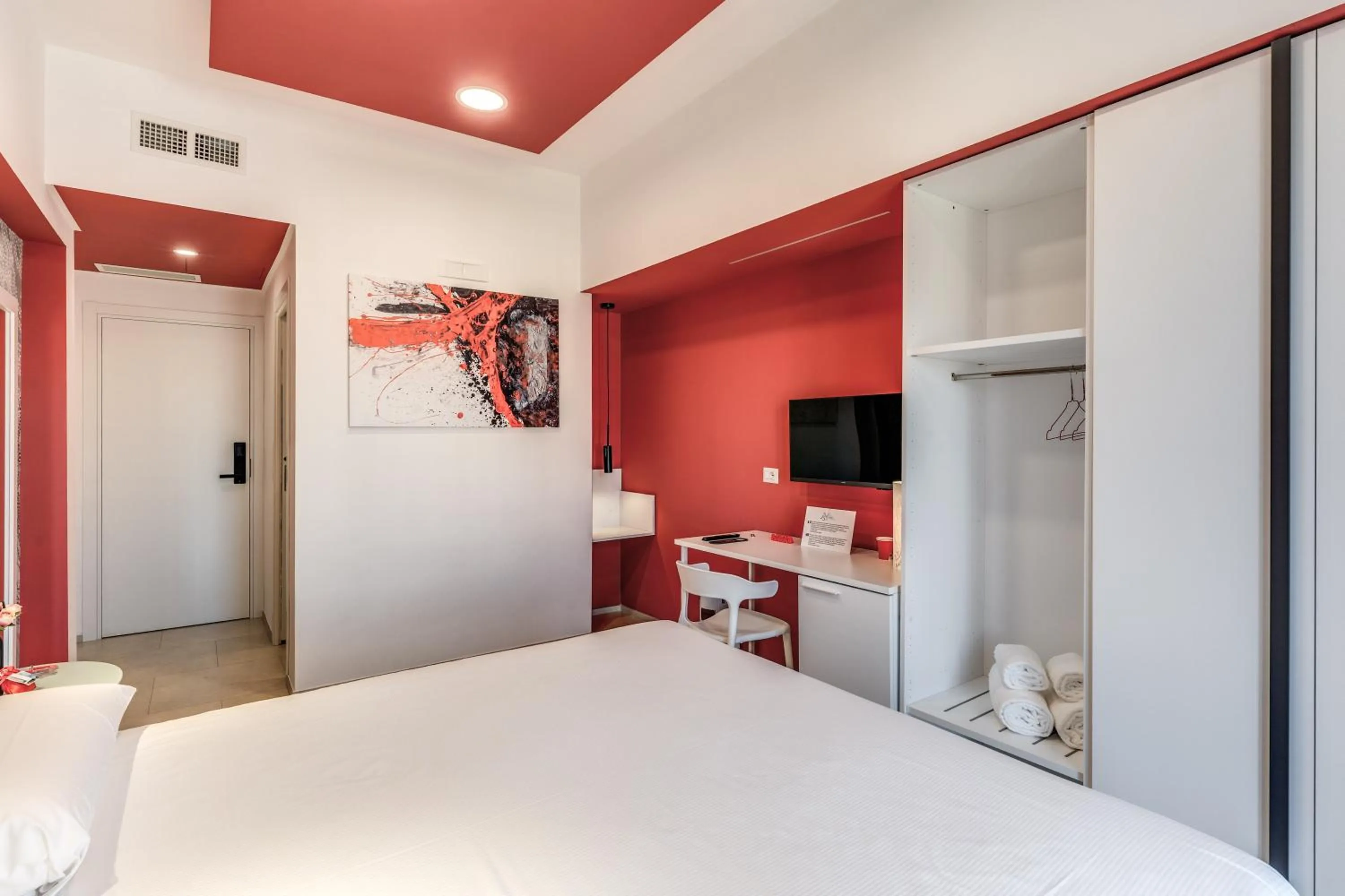 Photo of the whole room, Bed in National Square Napoli