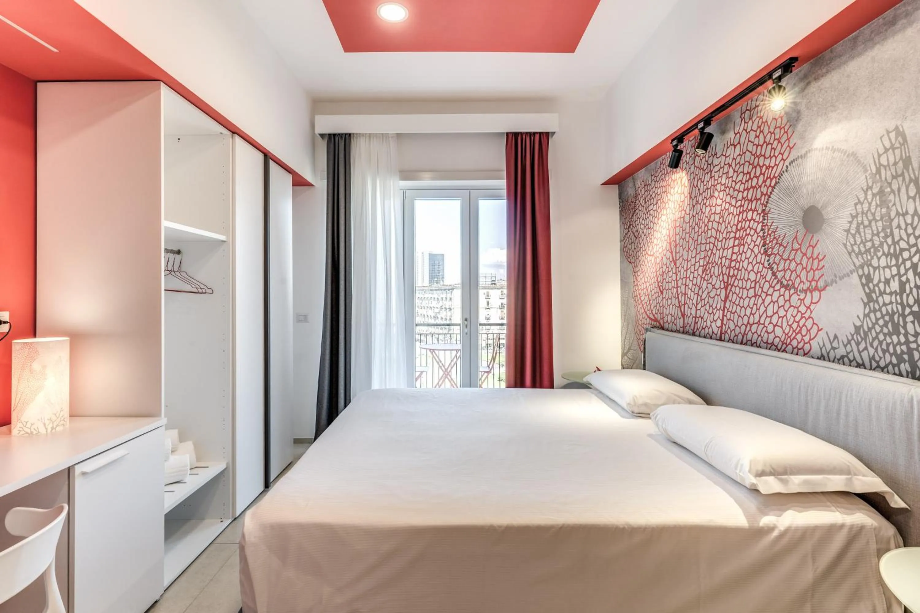 Photo of the whole room, Bed in National Square Napoli