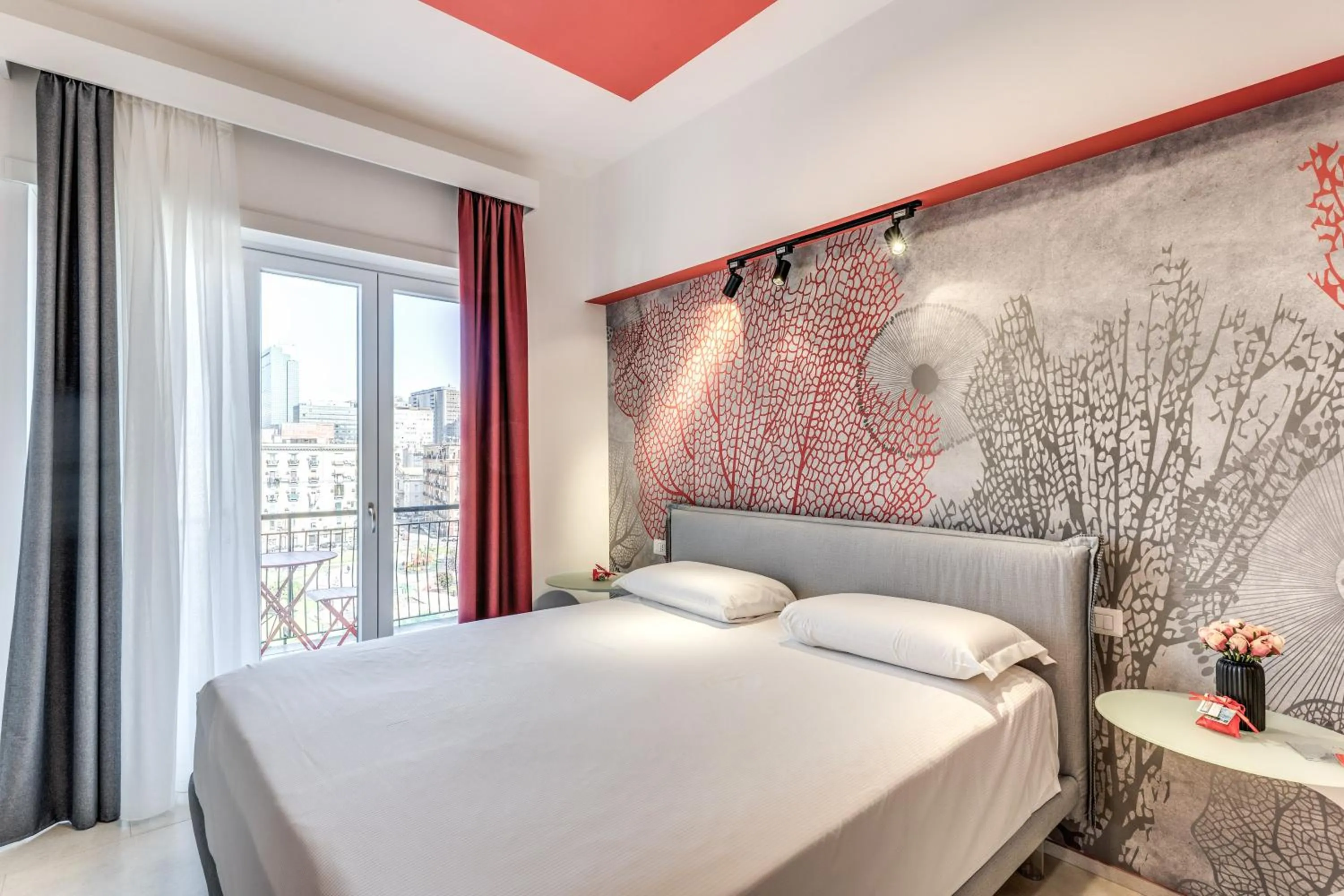 Photo of the whole room, Bed in National Square Napoli