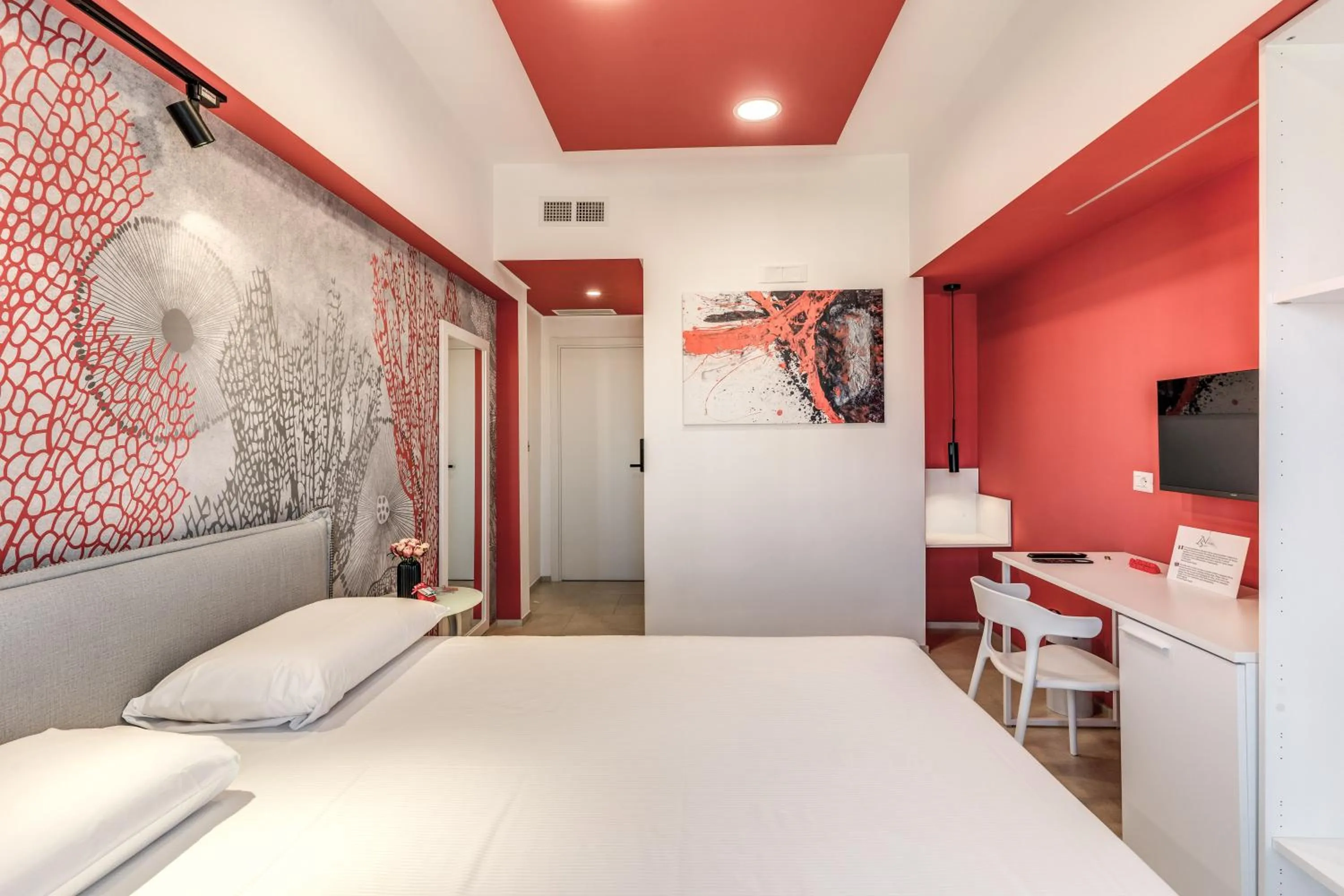 Photo of the whole room, Bed in National Square Napoli