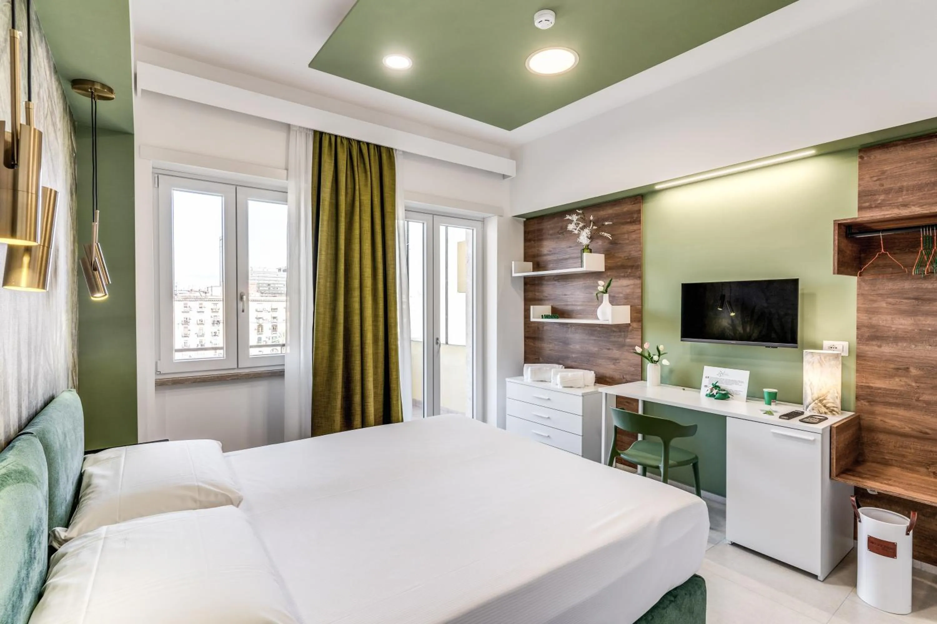 Photo of the whole room, Bed in National Square Napoli