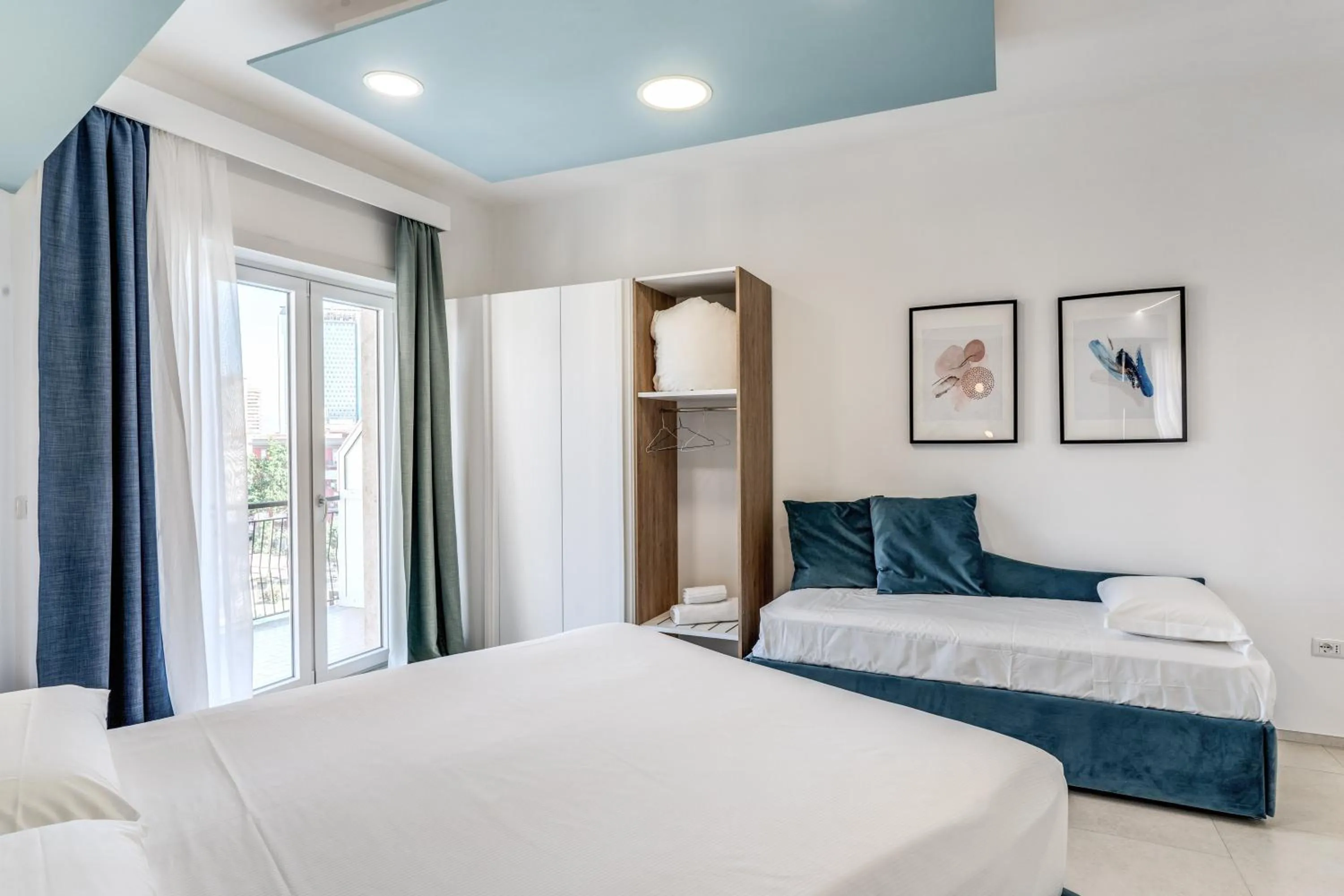 Photo of the whole room, Bed in National Square Napoli