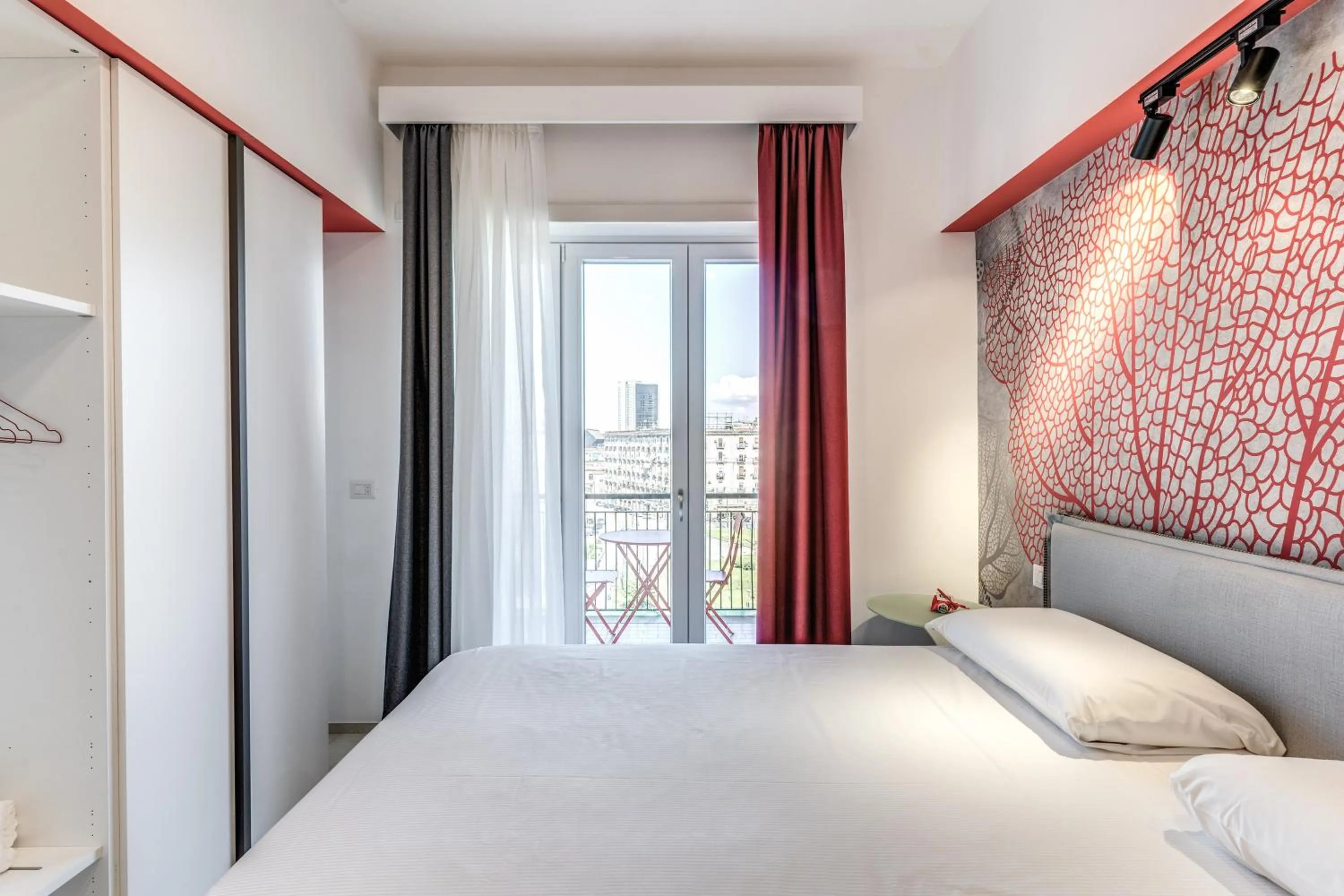 Photo of the whole room, Bed in National Square Napoli