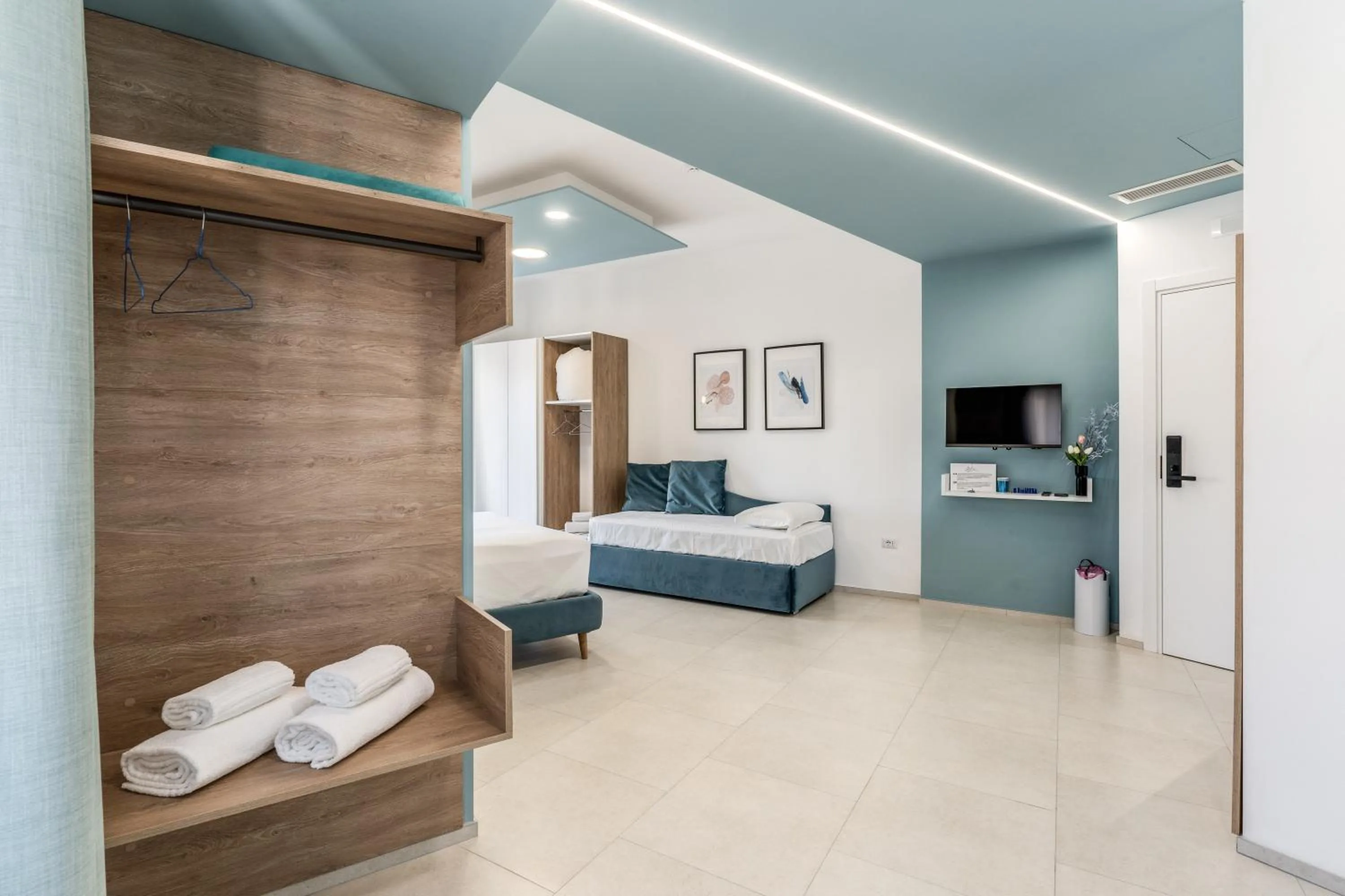 Photo of the whole room, Bed in National Square Napoli