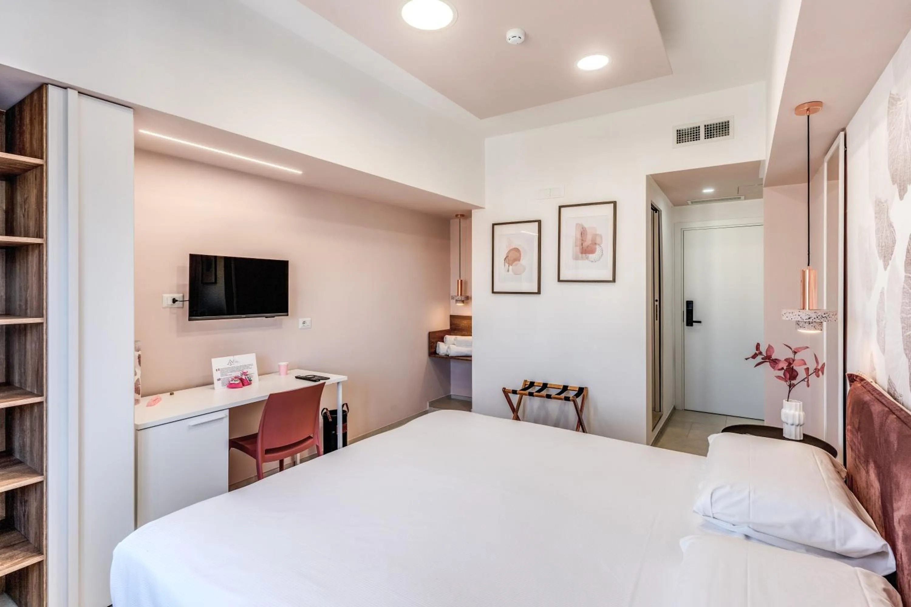 Photo of the whole room, Bed in National Square Napoli