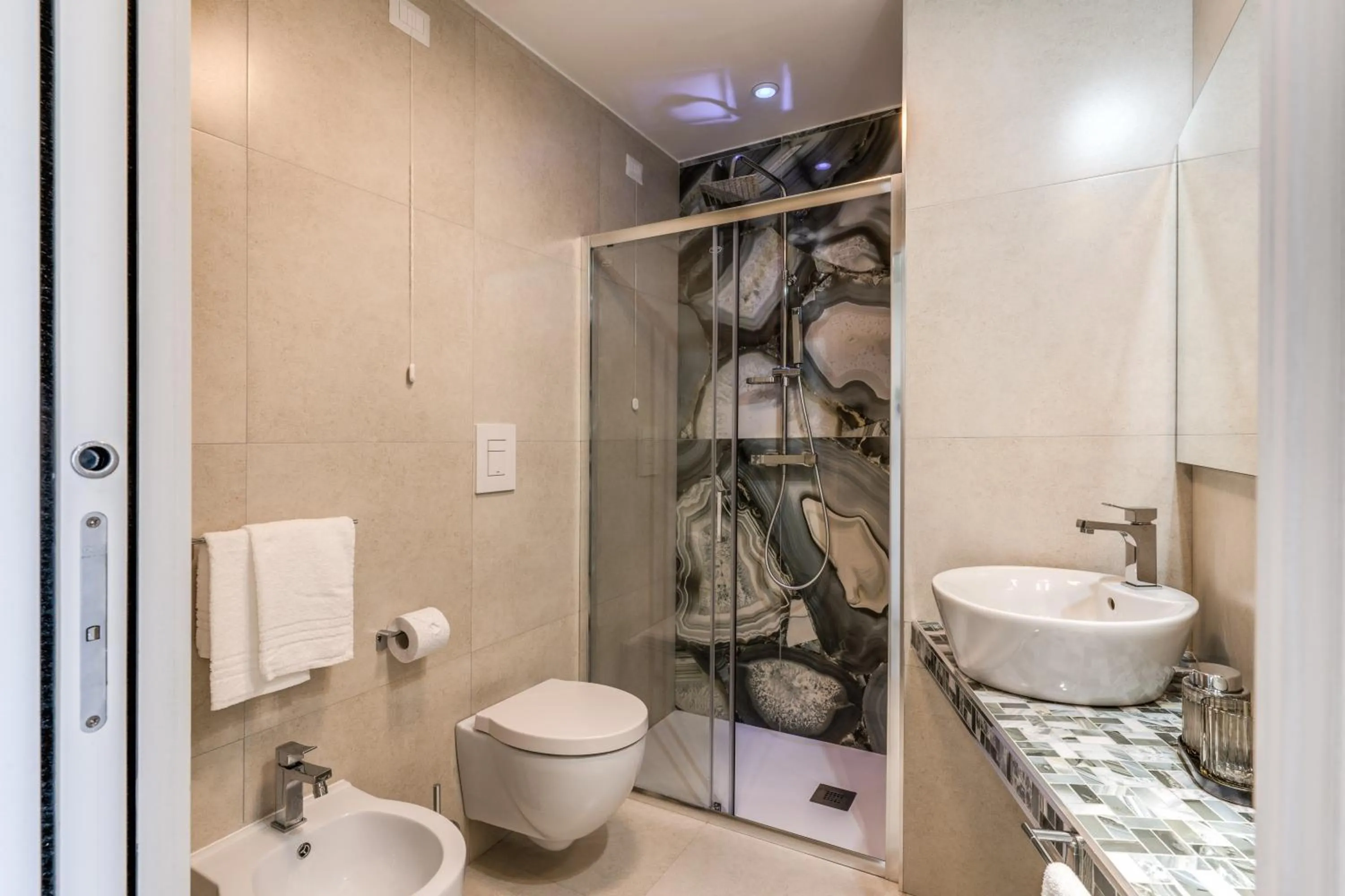 Bathroom in National Square Napoli