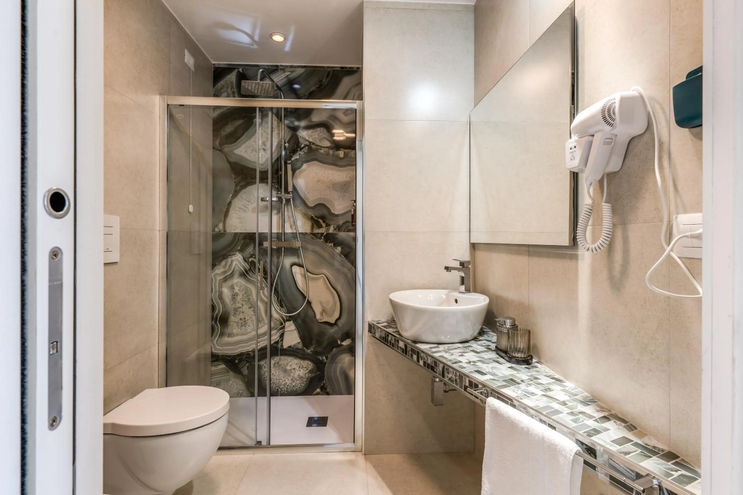 Bathroom in National Square Napoli