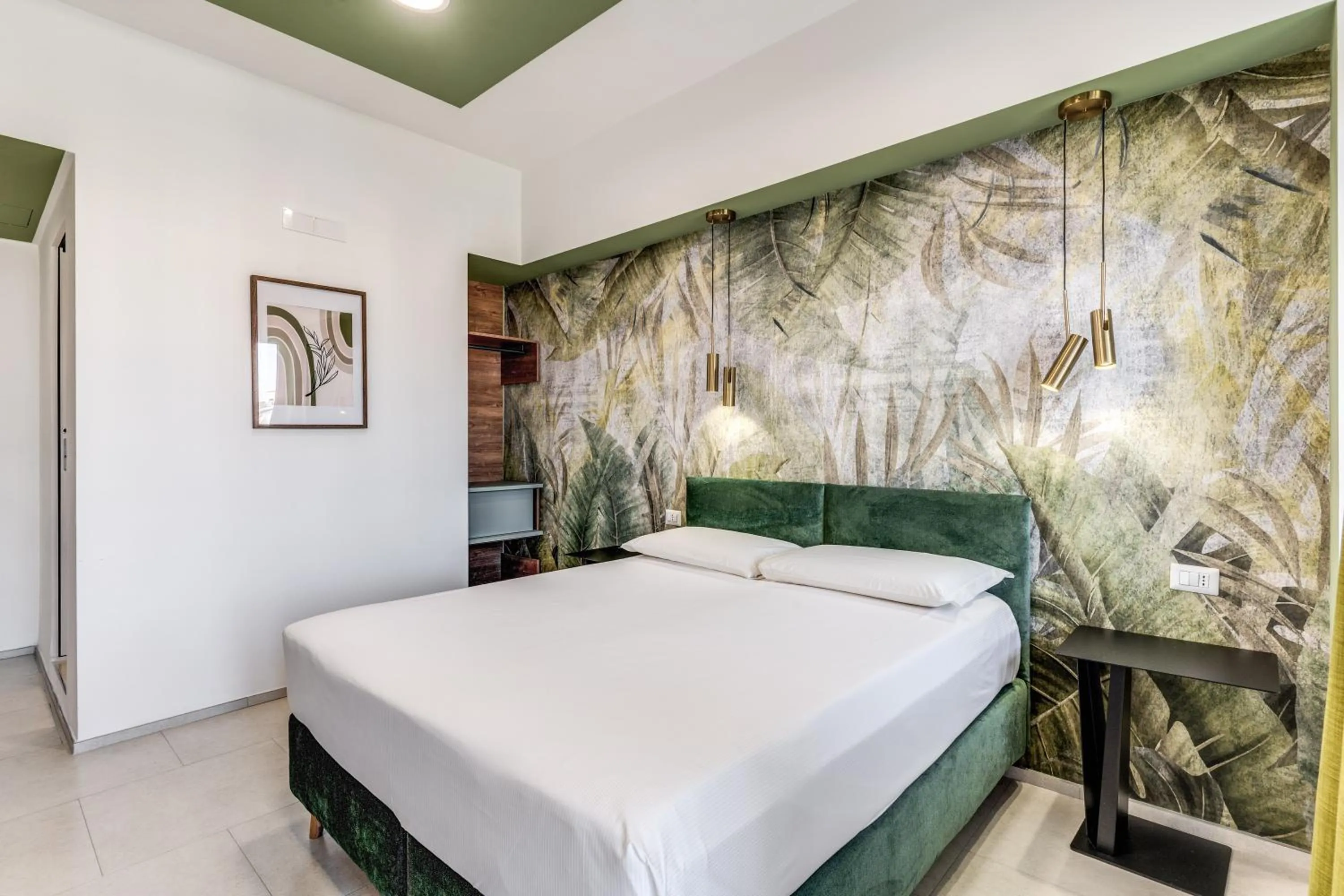 Photo of the whole room, Bed in National Square Napoli