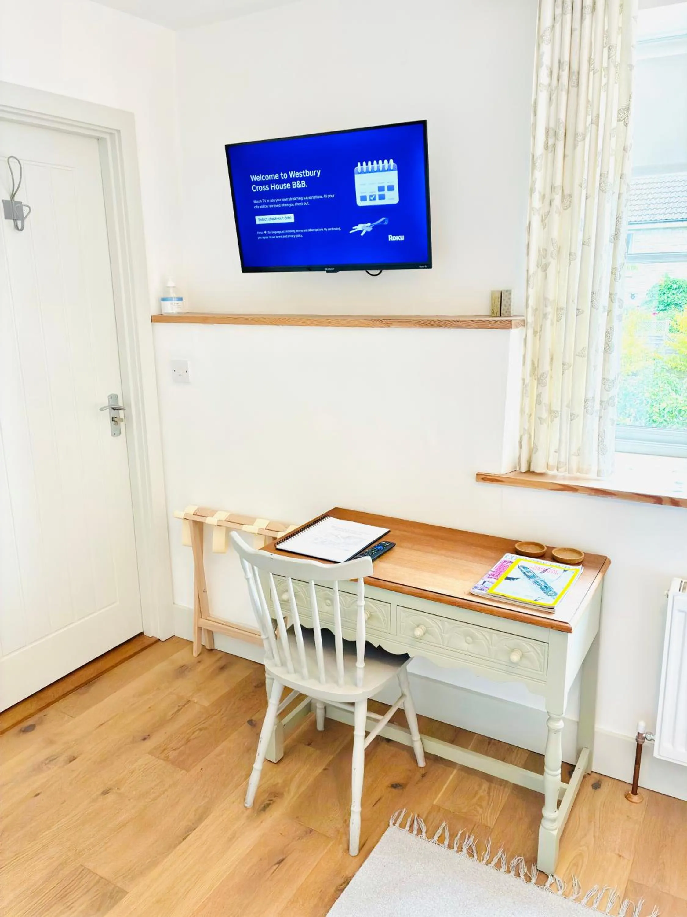 TV and multimedia in Westbury Cross House Bed & Breakfast