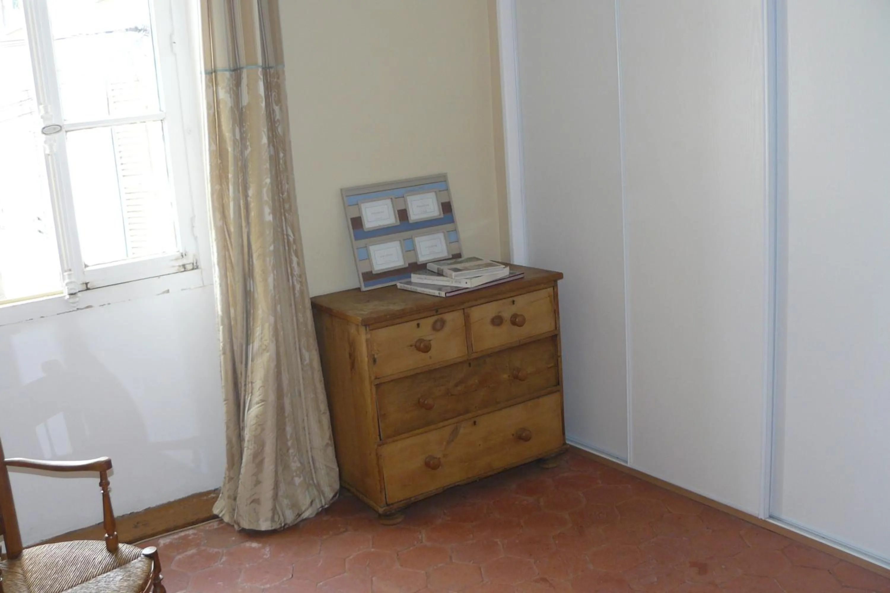 Decorative detail in Porte de Paris