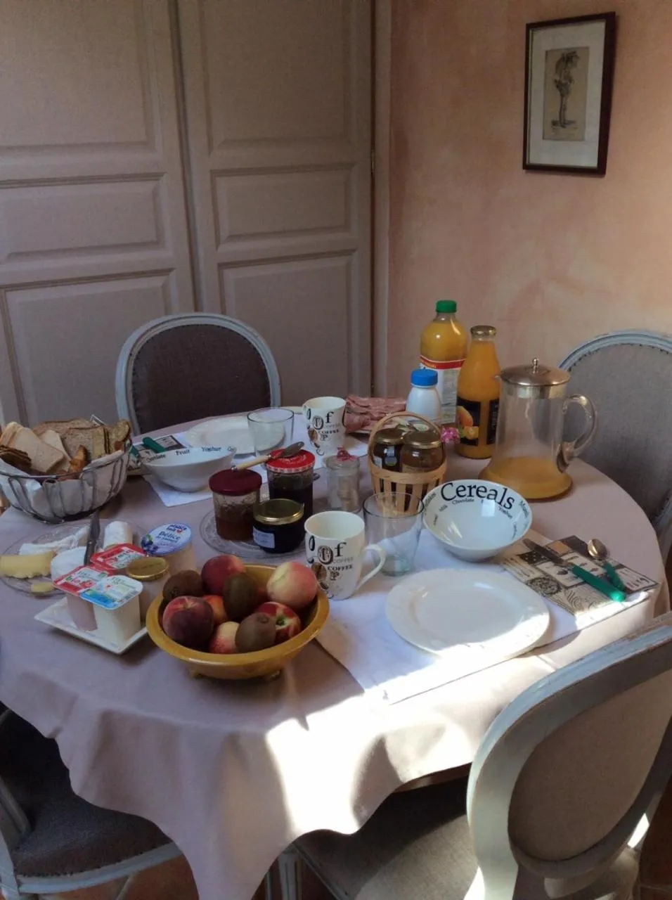 Continental breakfast in Porte de Paris