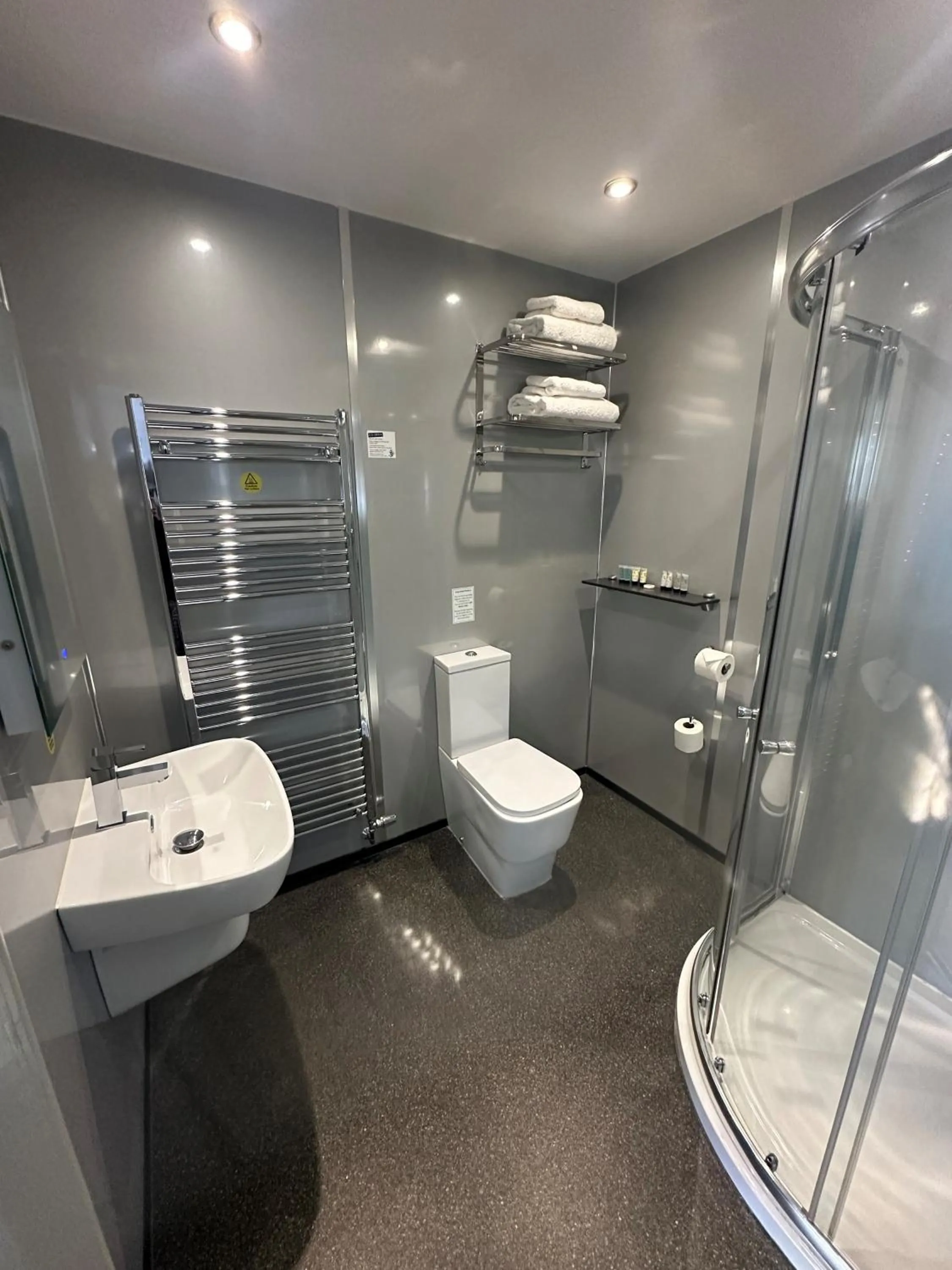 Bathroom in Waveney Inn & Hotel