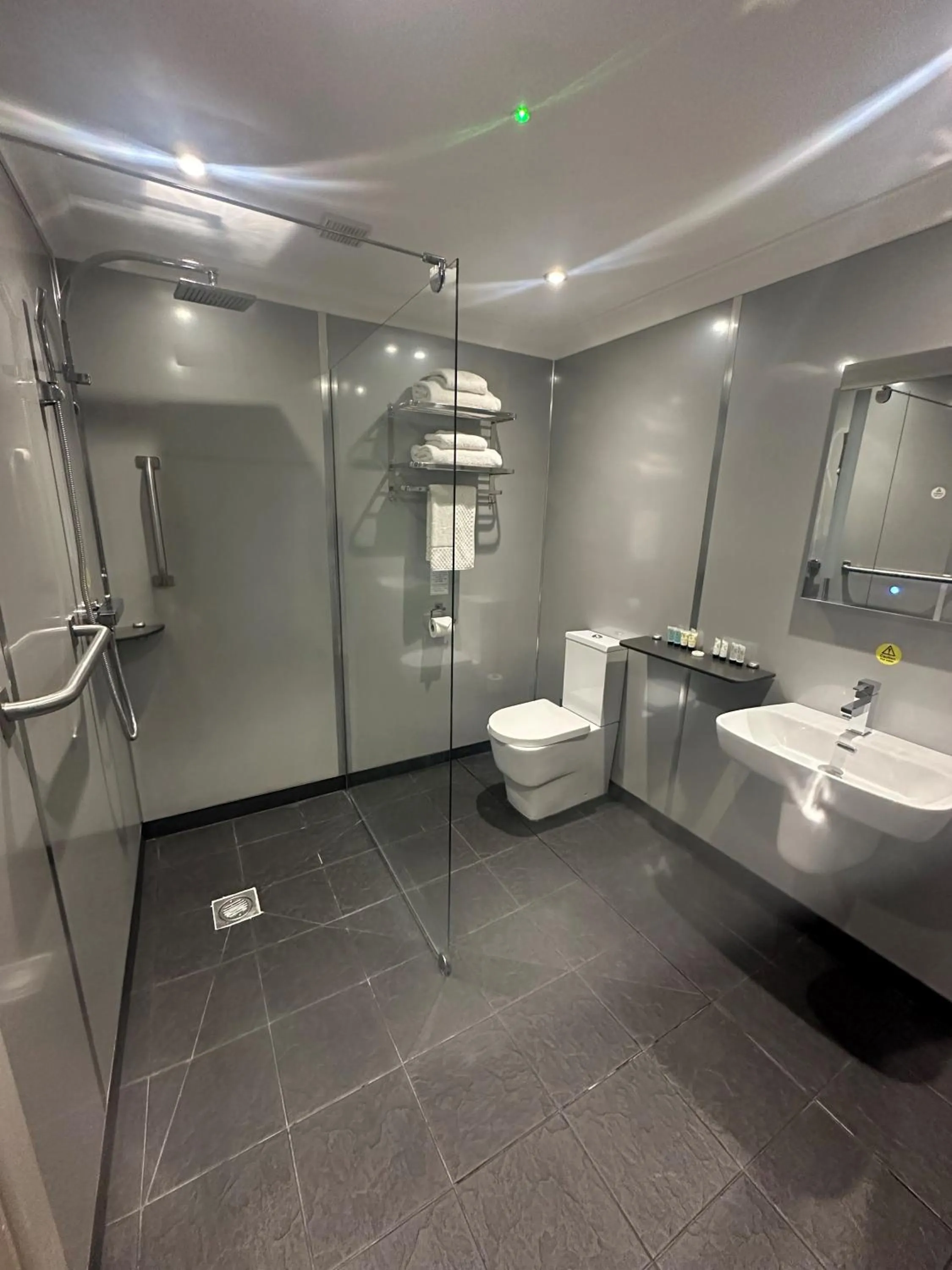 Bathroom in Waveney Inn & Hotel