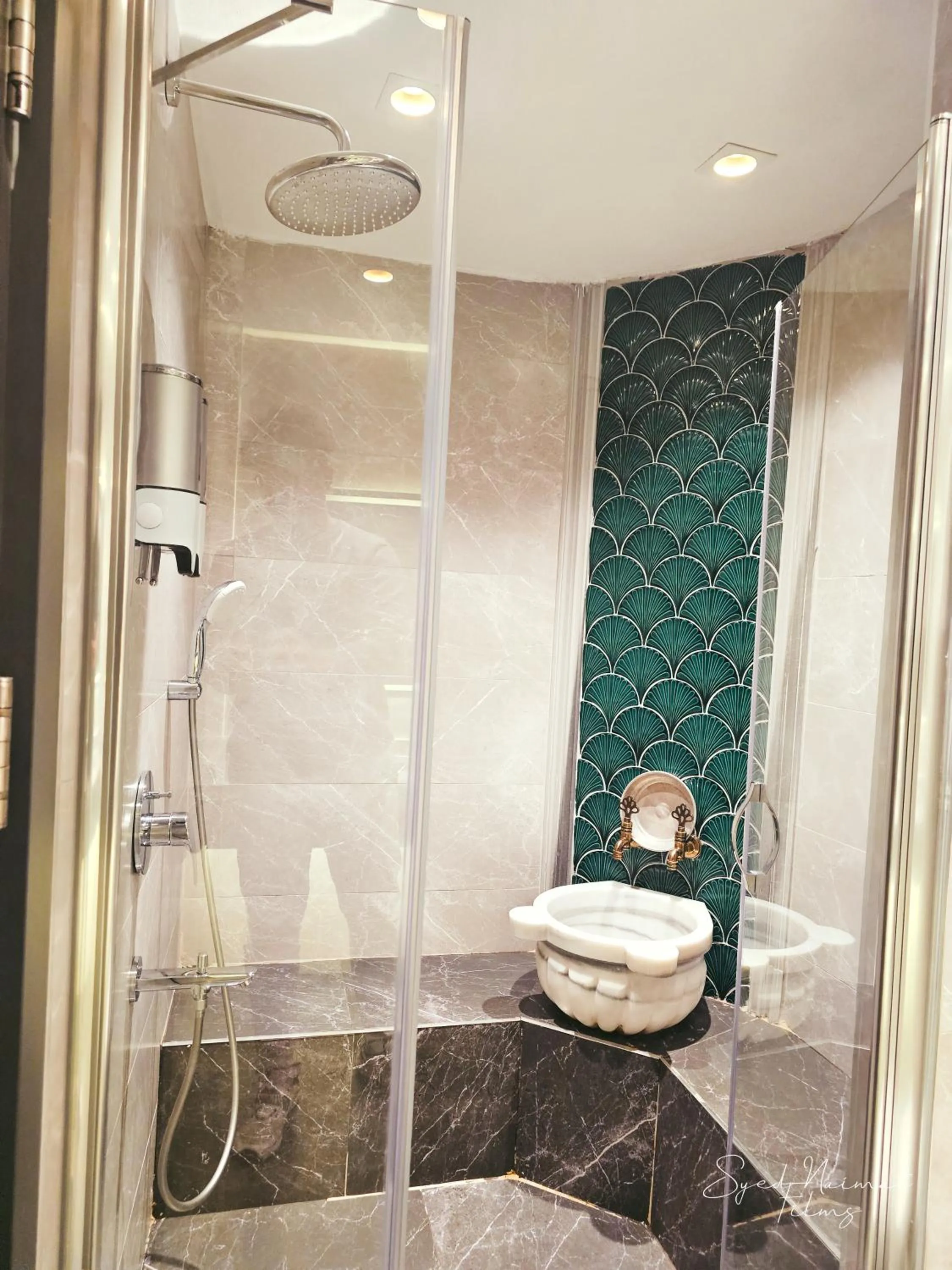 Shower in Sabiha Sultan Hotel-Karakoy