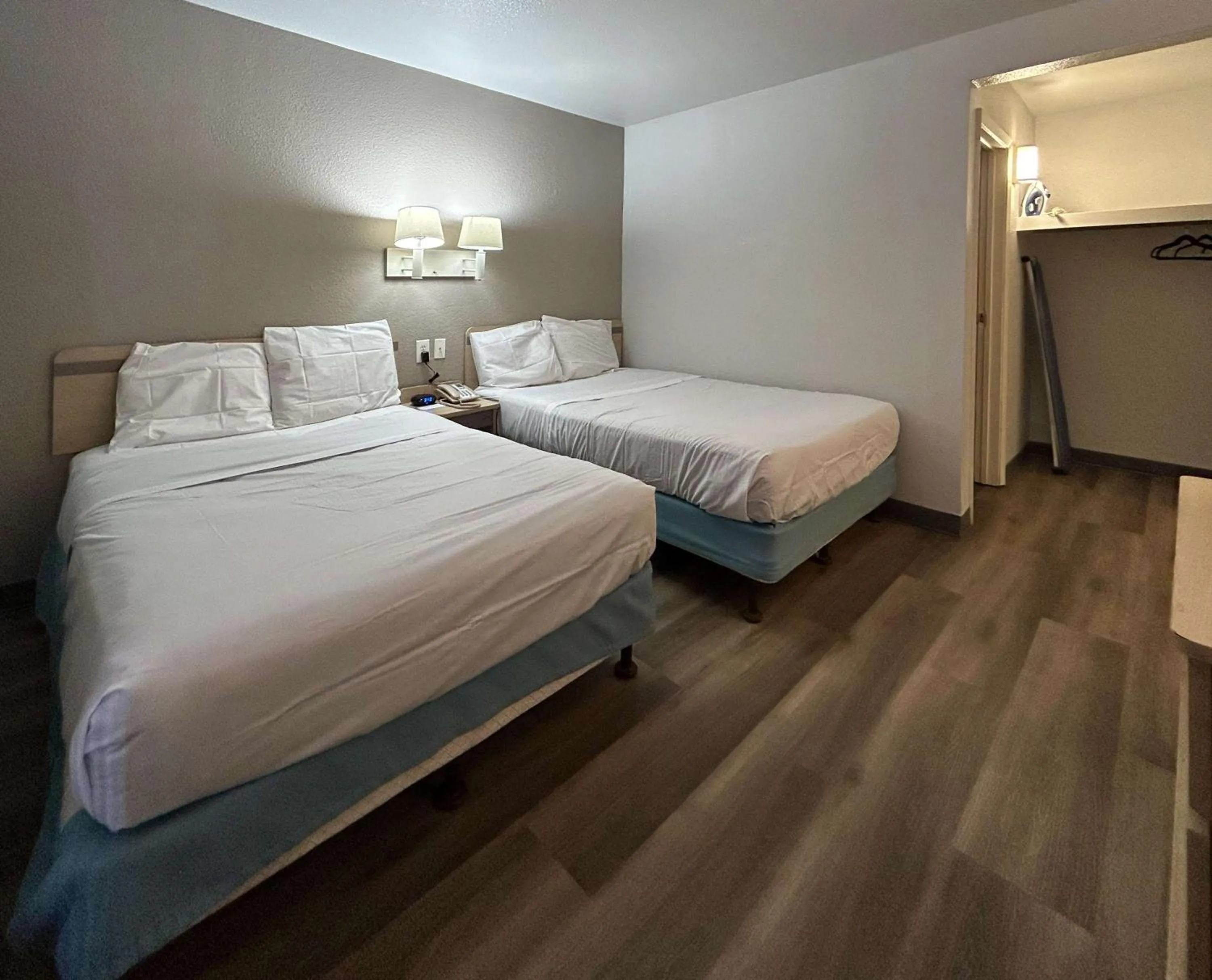 Bedroom, Bed in Studio 6 Lubbock, TX