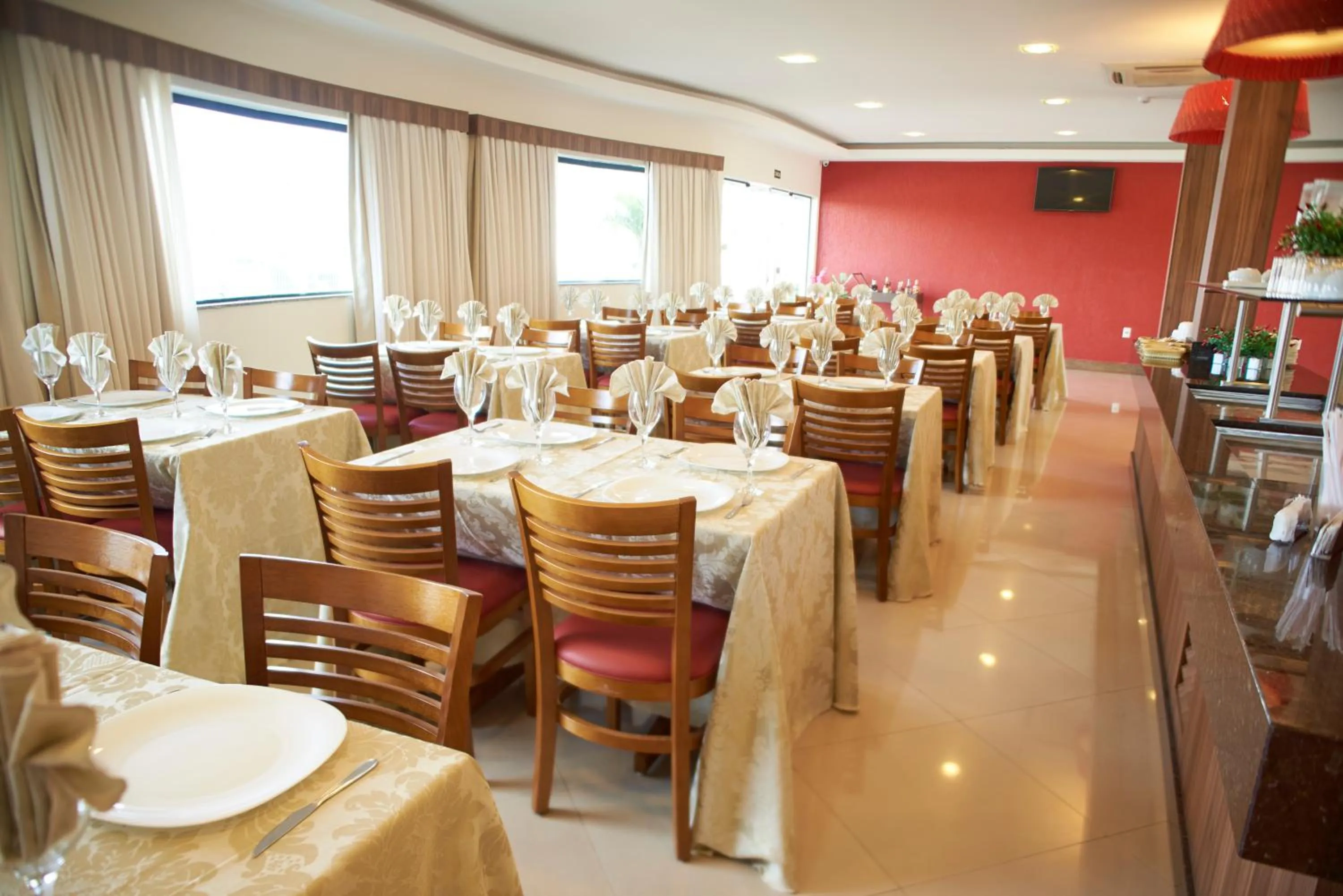 Restaurant/places to eat in Business Park Hotel