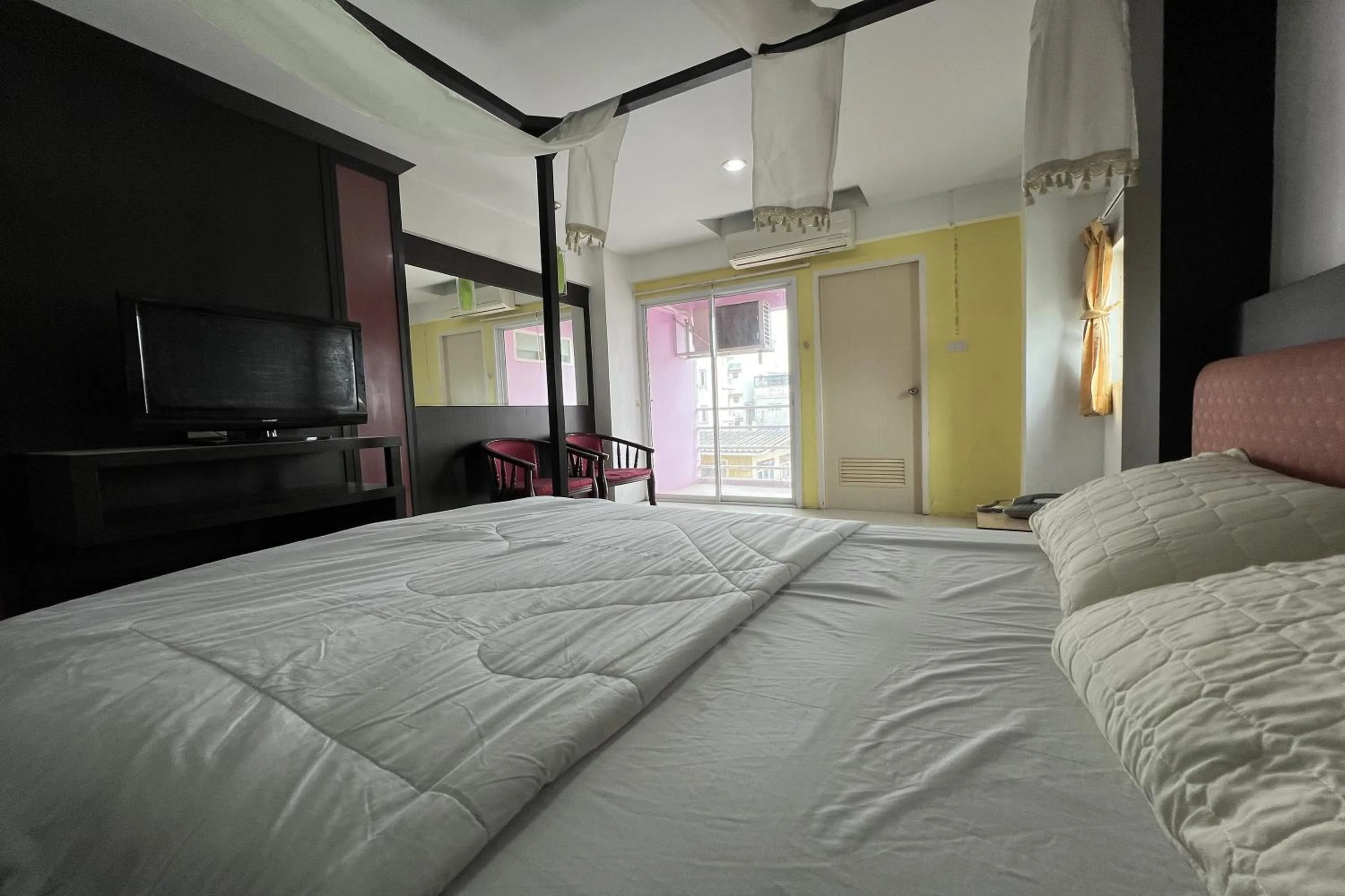 Bedroom, Bed in Phongsathon Mansion
