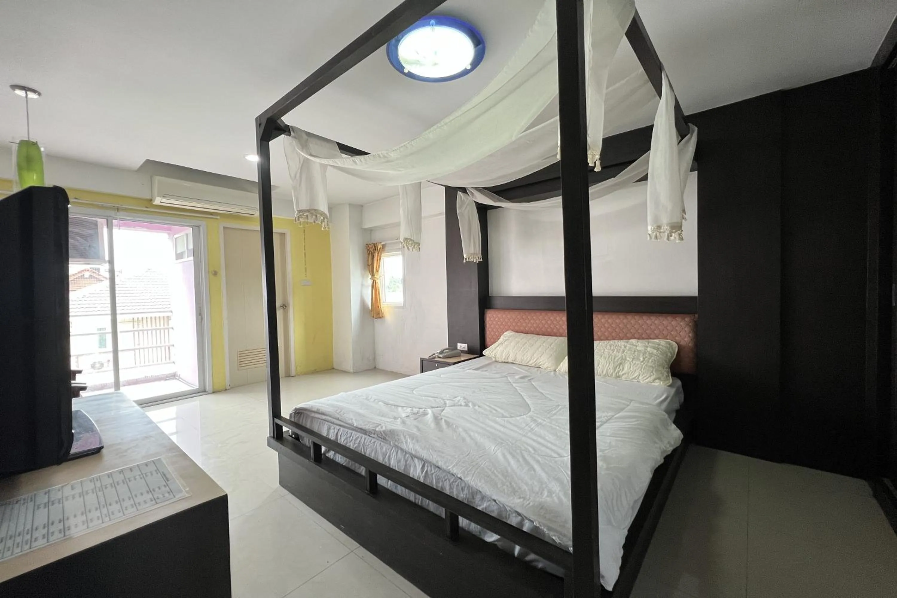 Bedroom, Bed in Phongsathon Mansion