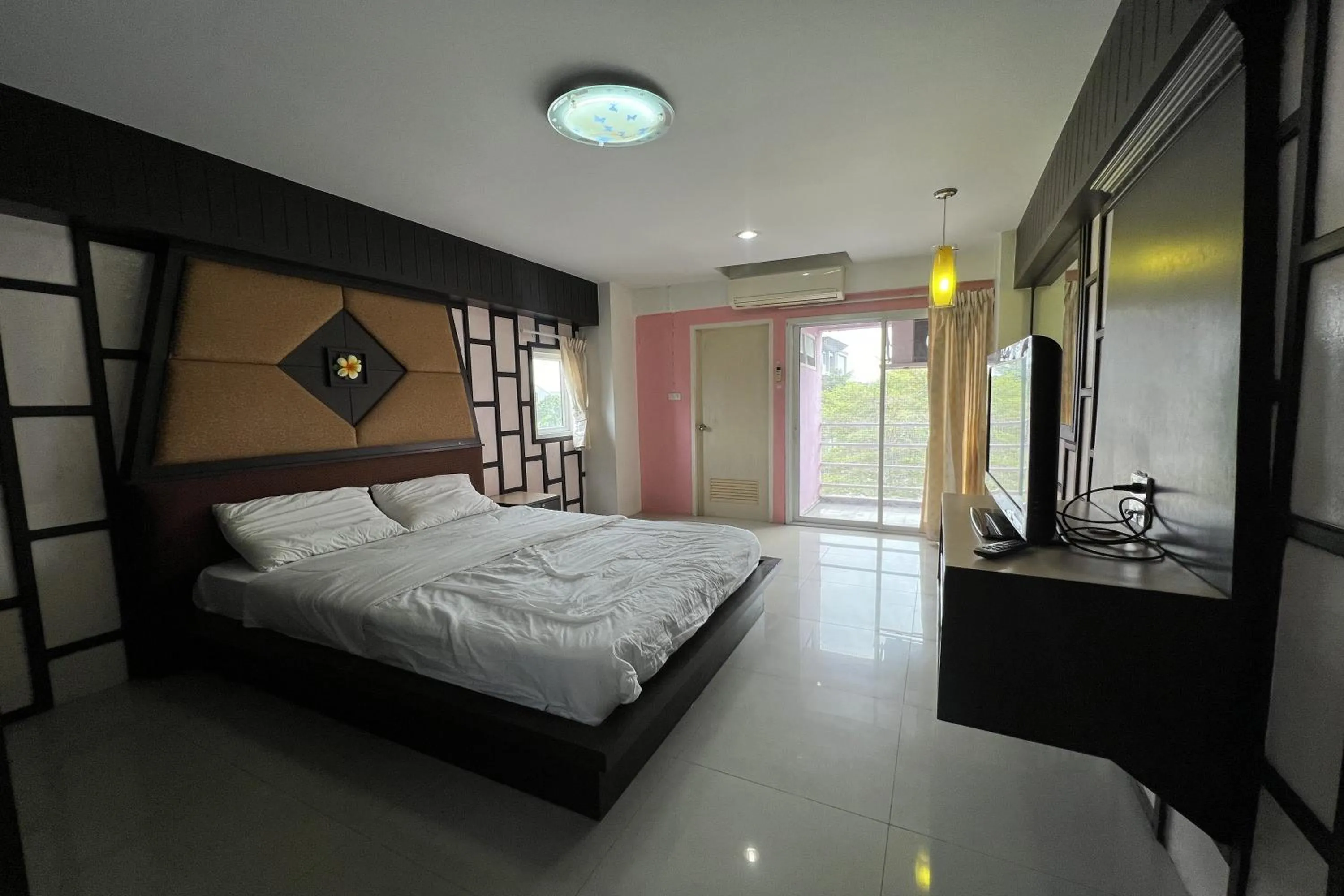 Bedroom, Bed in Phongsathon Mansion
