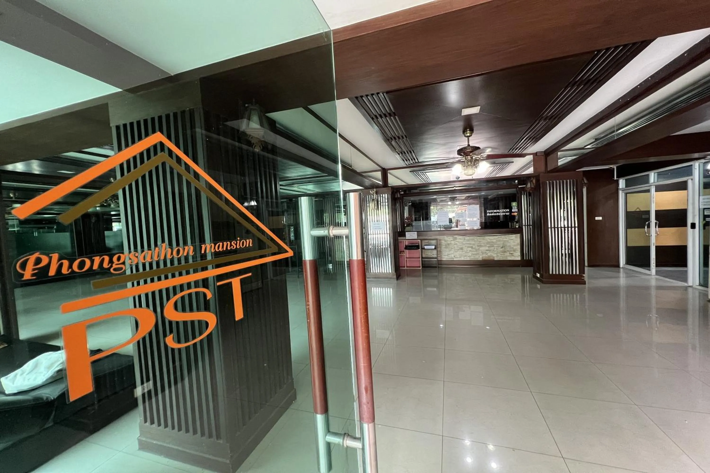 Facade/entrance in Phongsathon Mansion