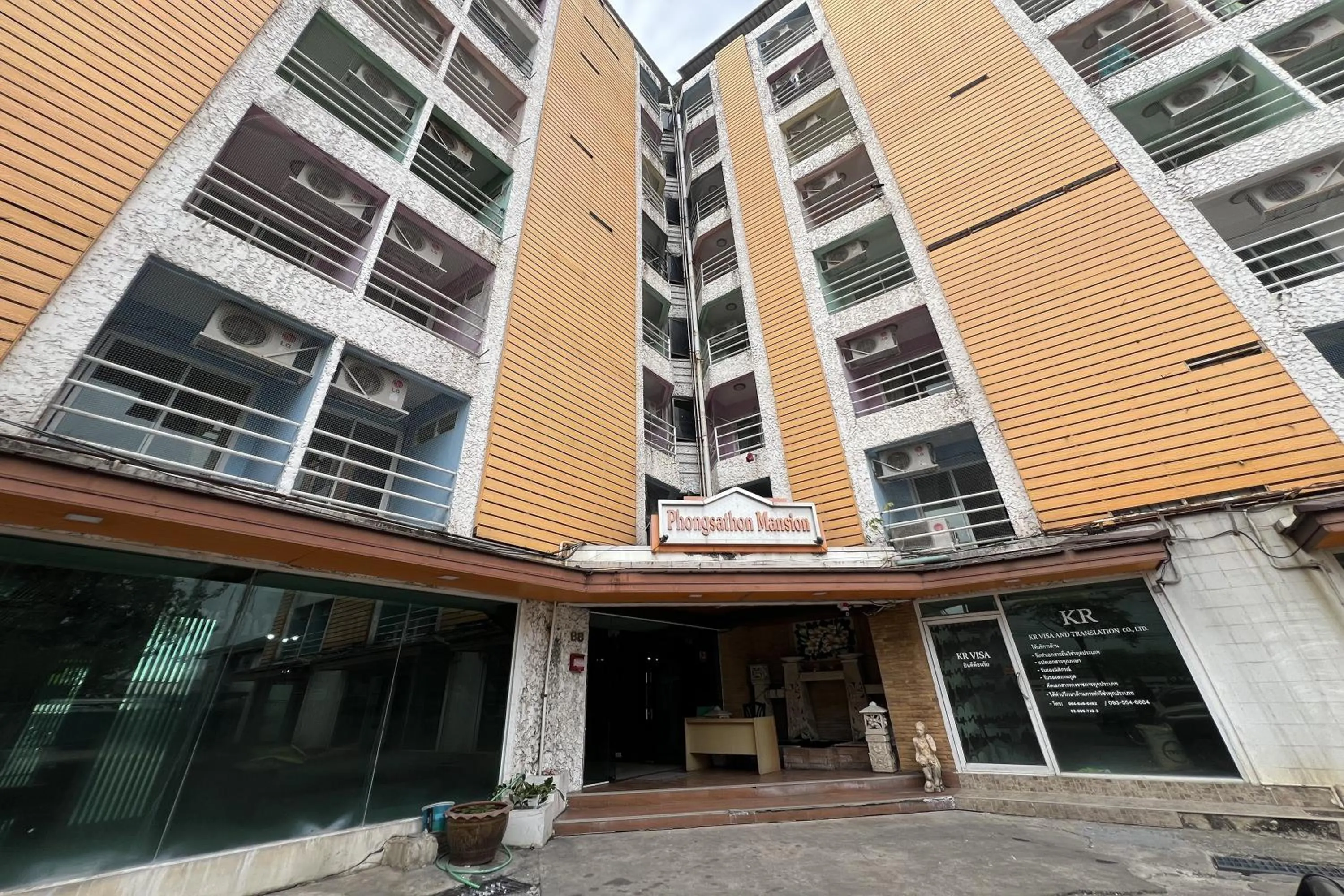 Property building in Phongsathon Mansion