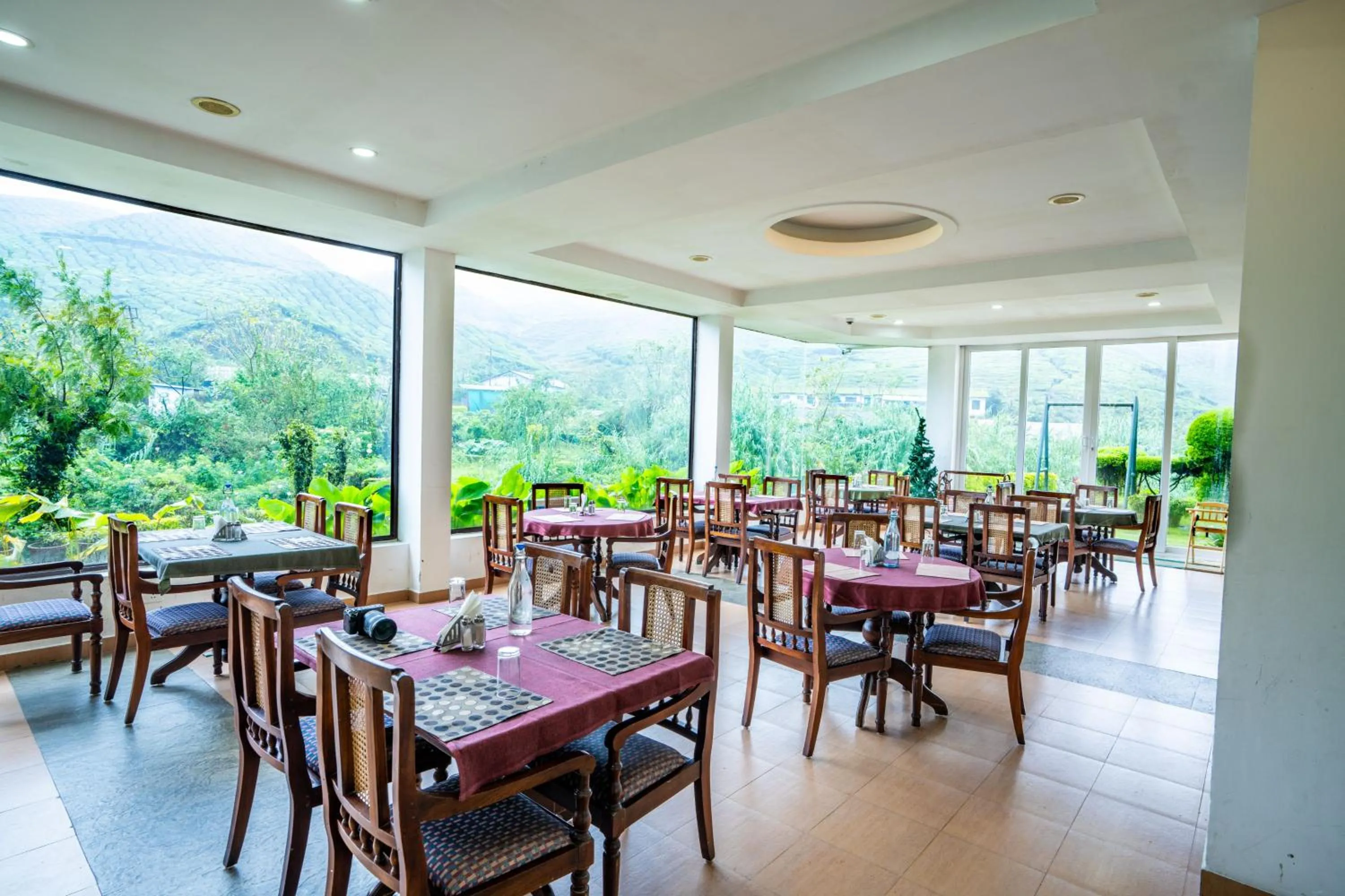 Restaurant/places to eat in Hotel C7 Munnar