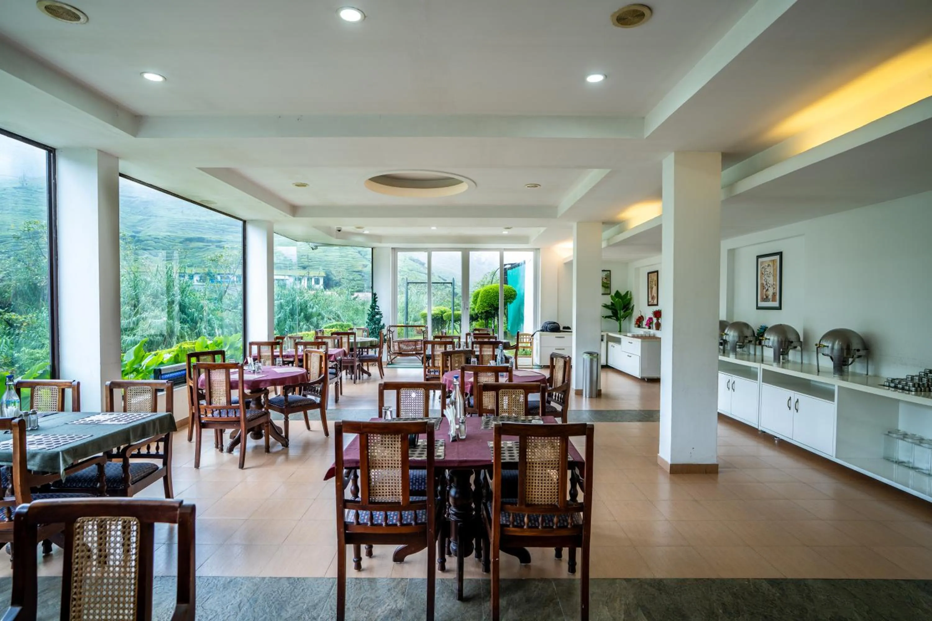Restaurant/places to eat in Hotel C7 Munnar