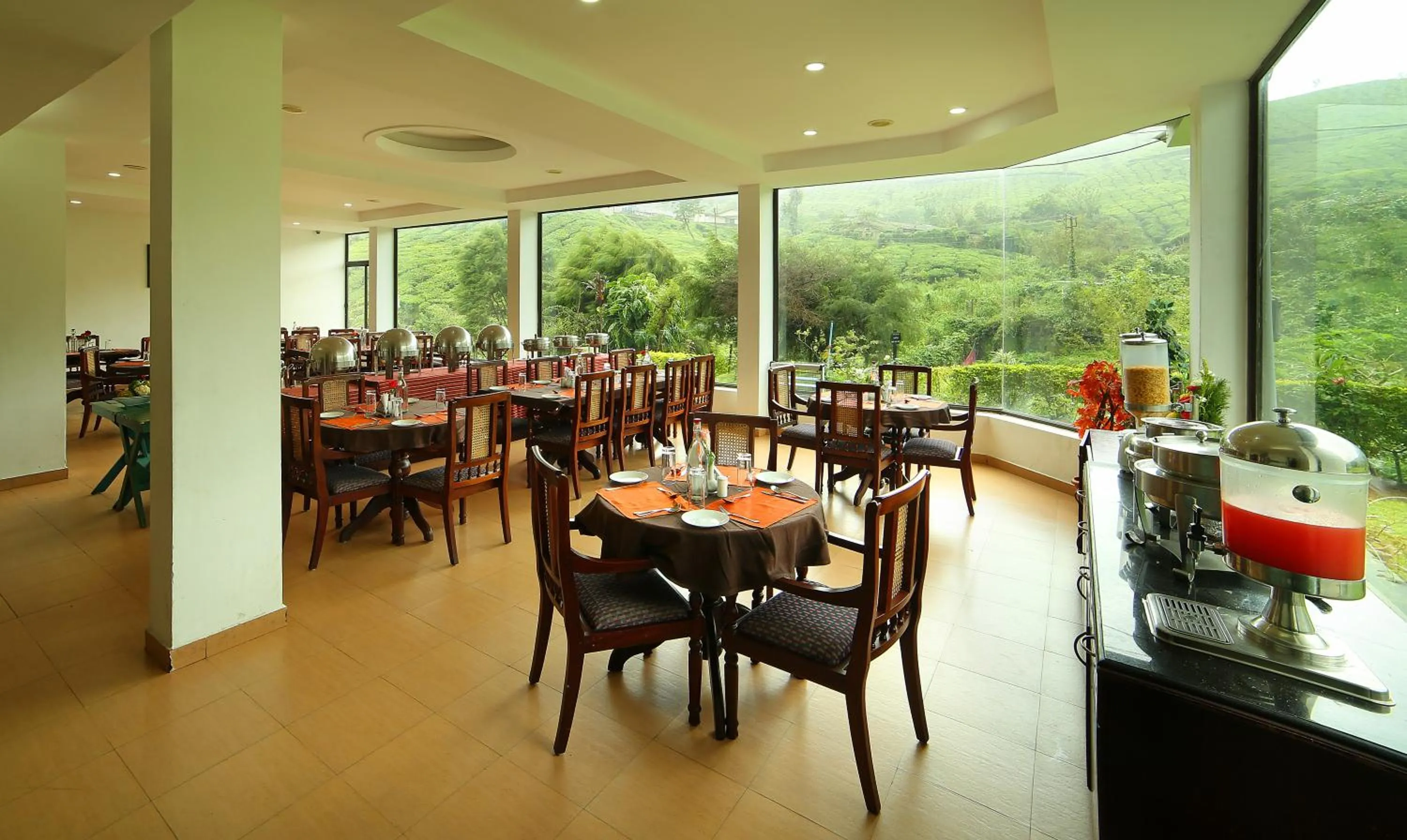 Restaurant/places to eat in Hotel C7 Munnar