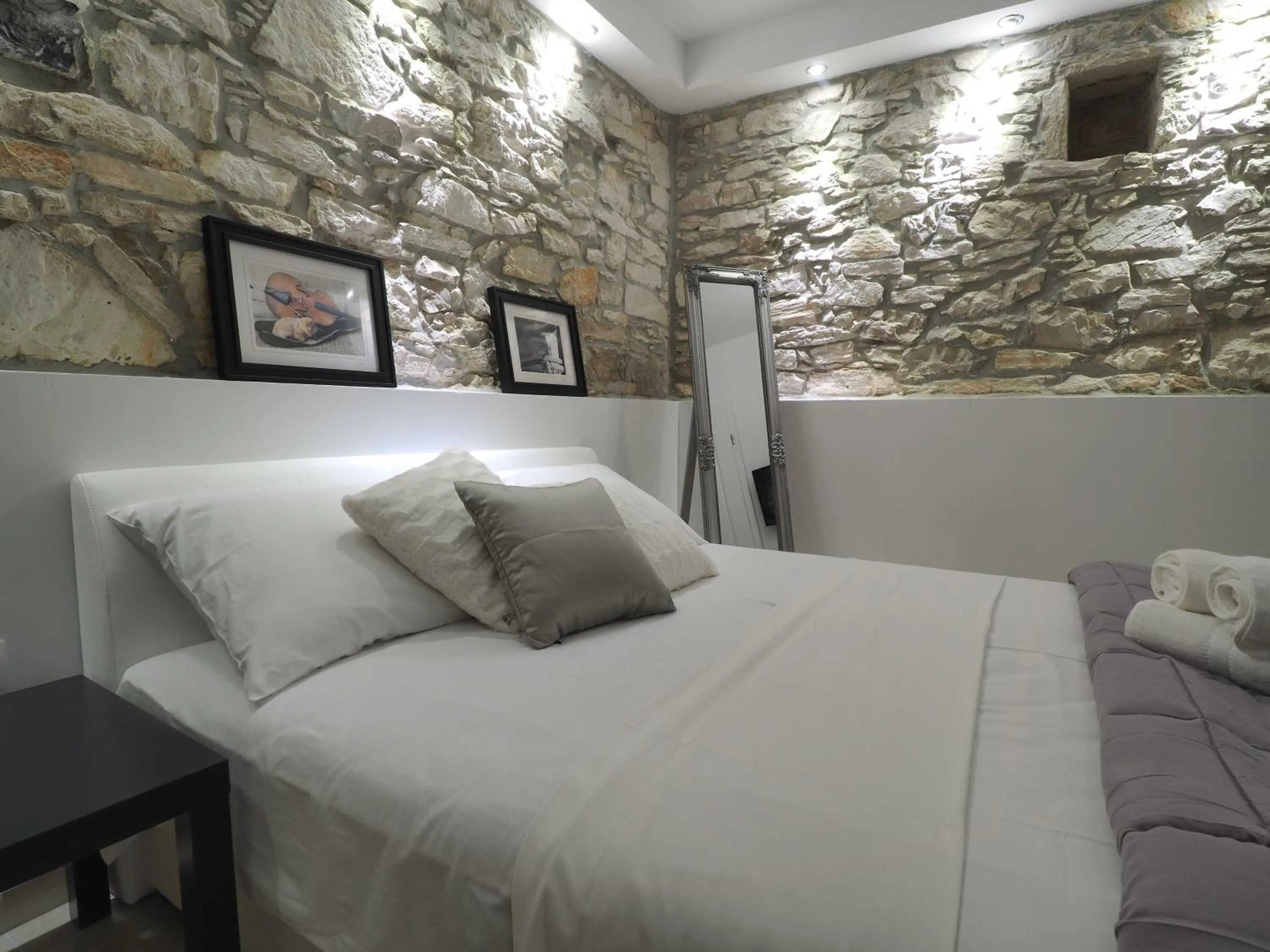 Bed in Captain Emo City Apartments