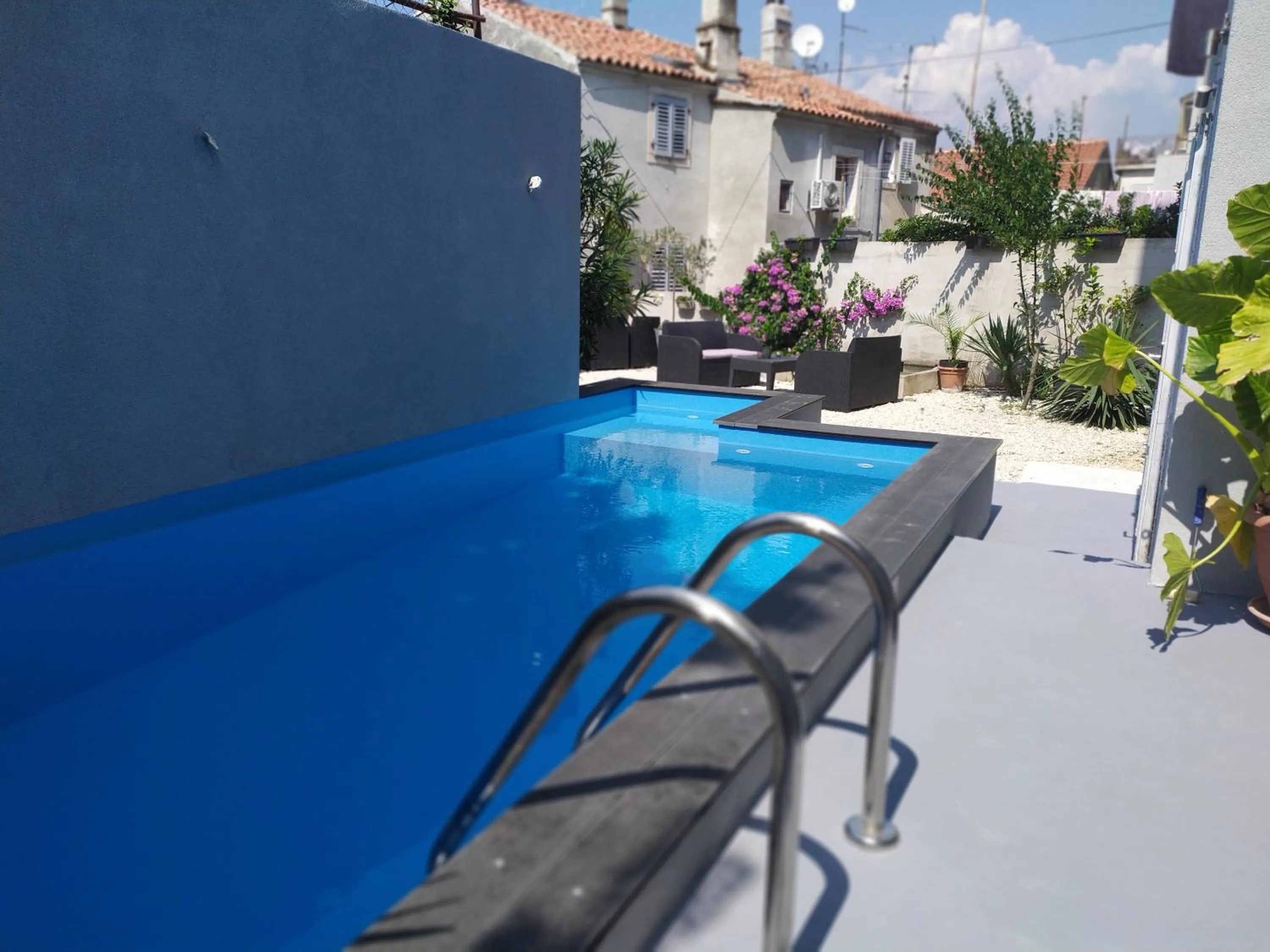 Captain Emo City Apartments