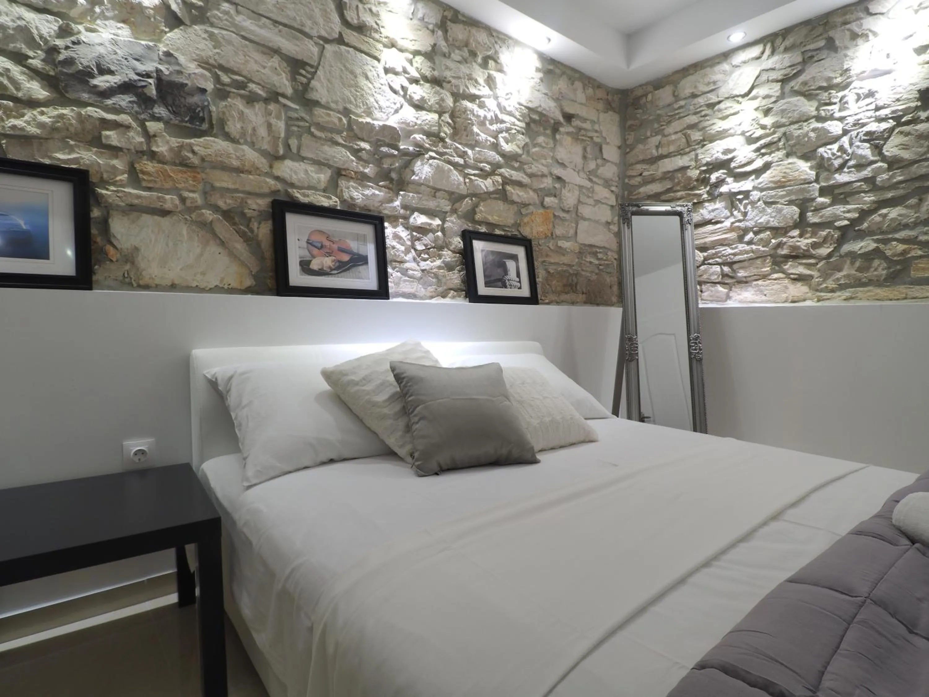 Bed in Captain Emo City Apartments