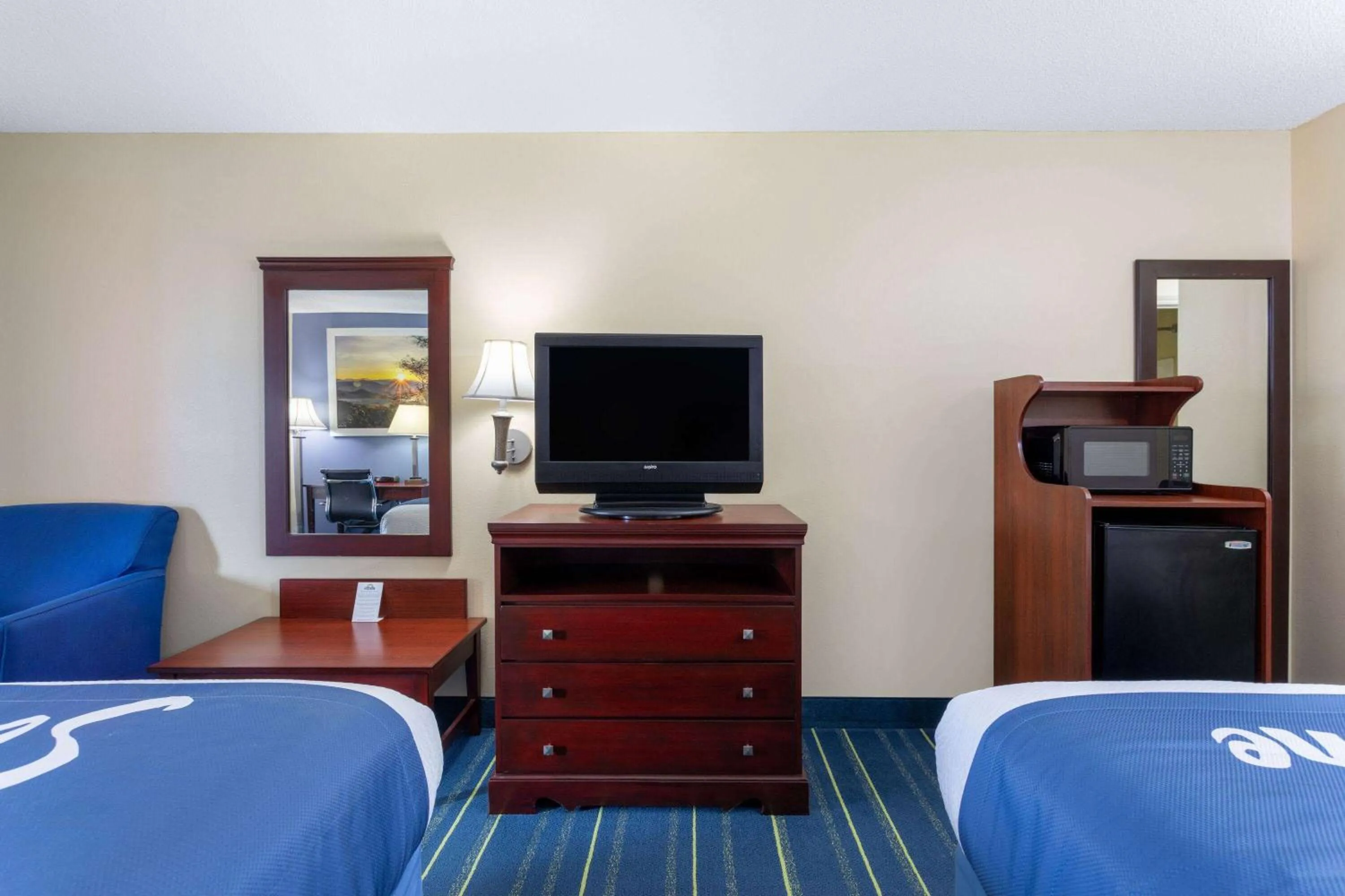 Photo of the whole room, Bed in Days Inn by Wyndham Chipley