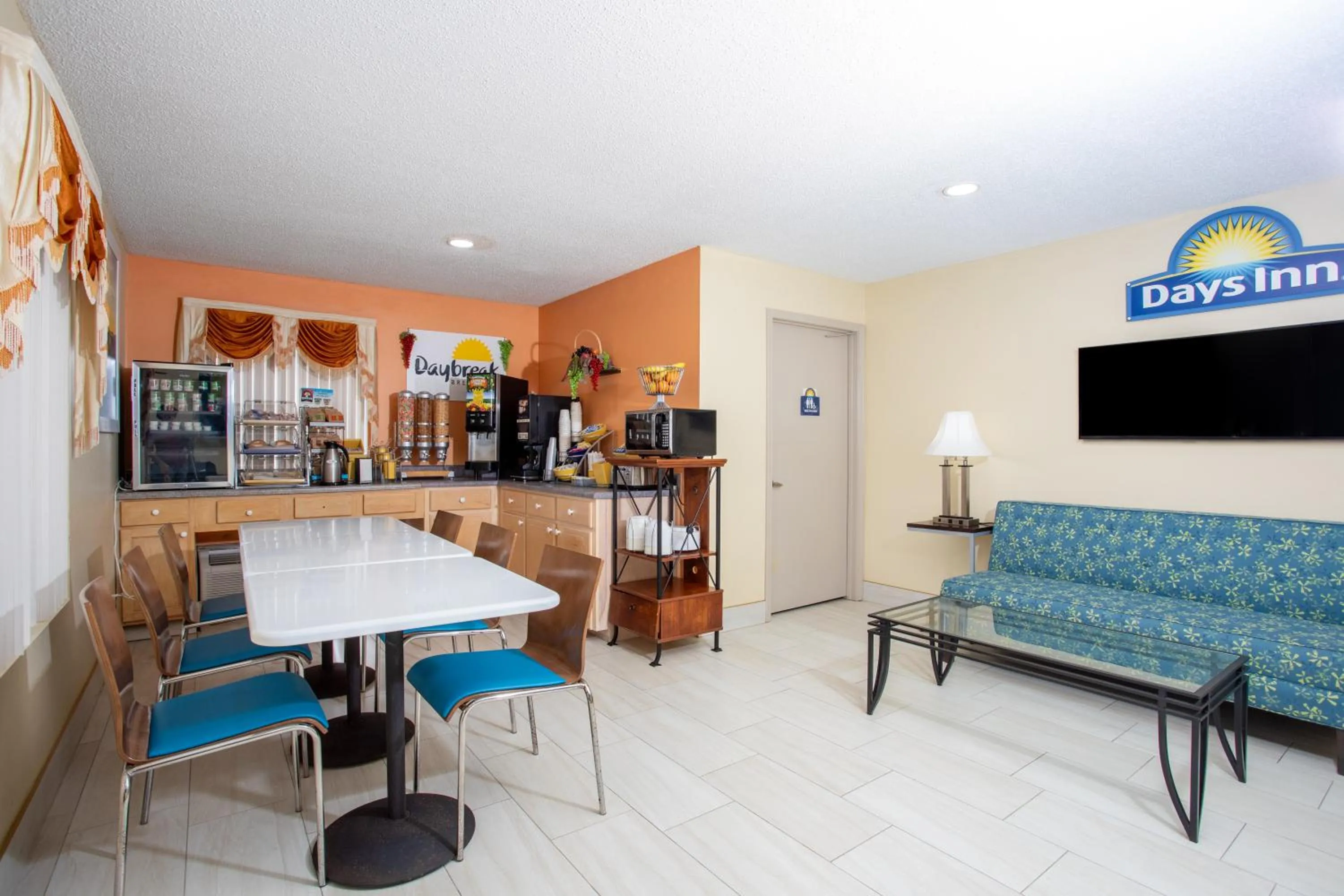 Coffee/tea facilities in Days Inn by Wyndham Chipley