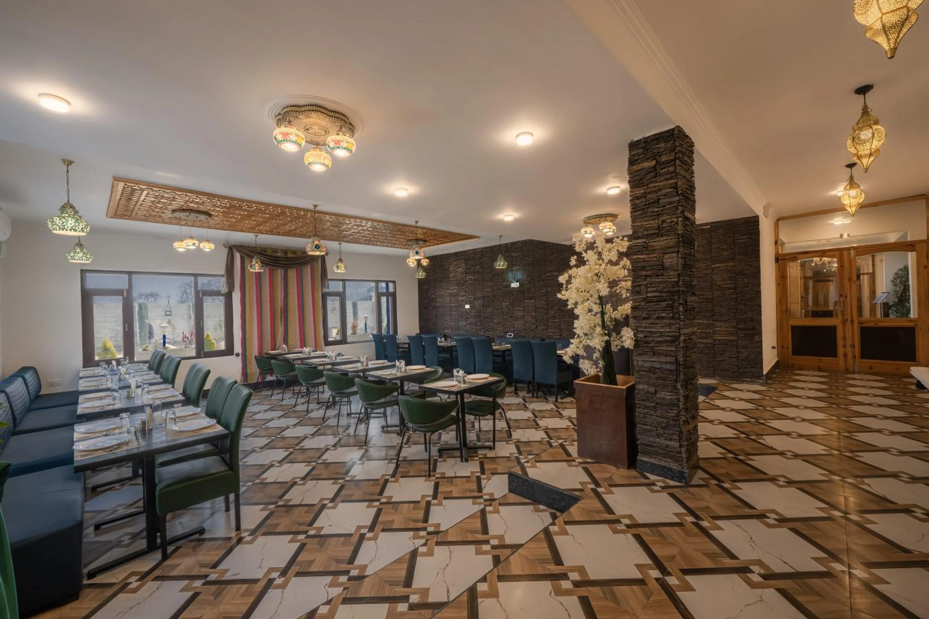 Restaurant/places to eat in Echor Kashmir Holidays Resort Srinagar