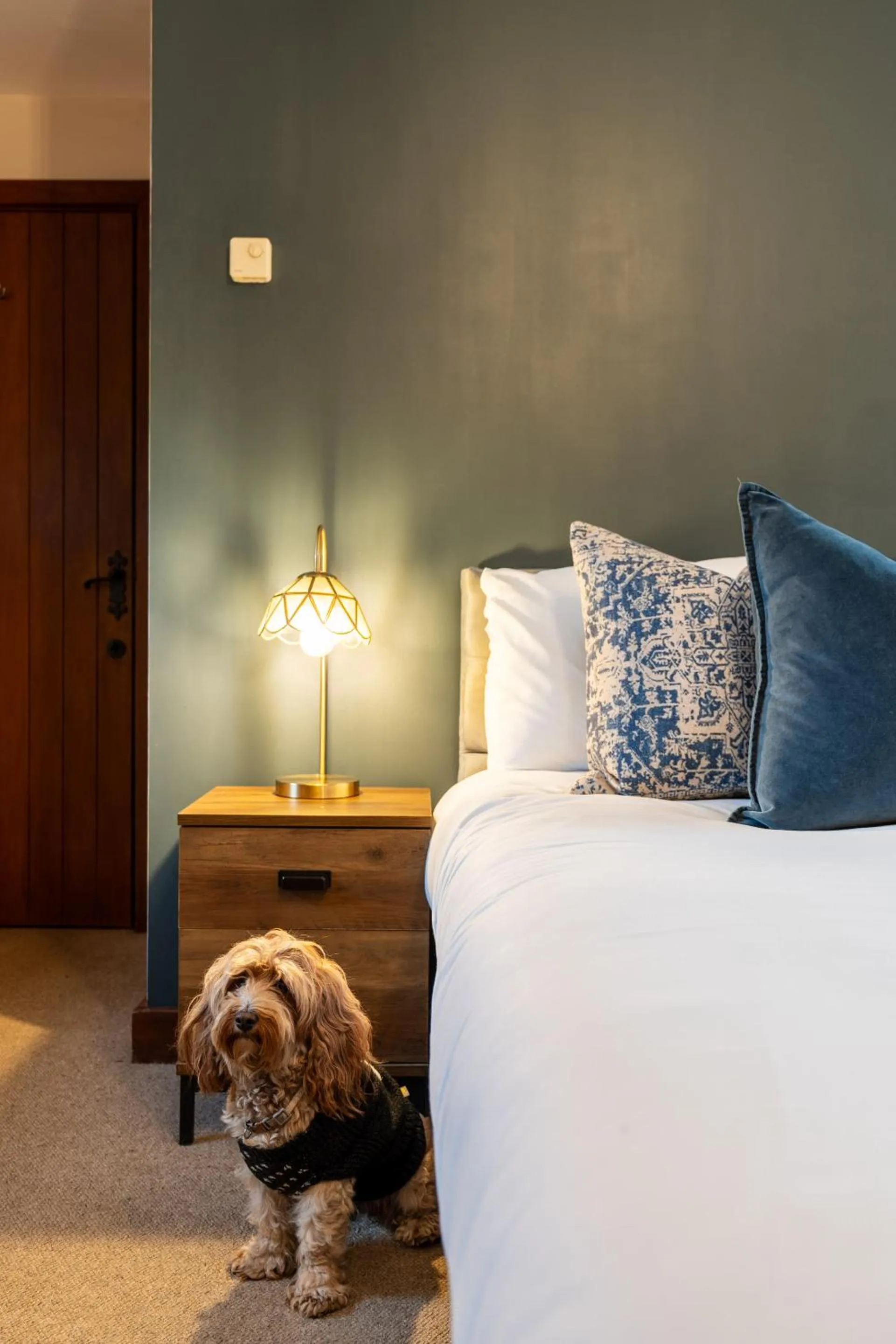 Bedroom, Bed in The Bull on the Green