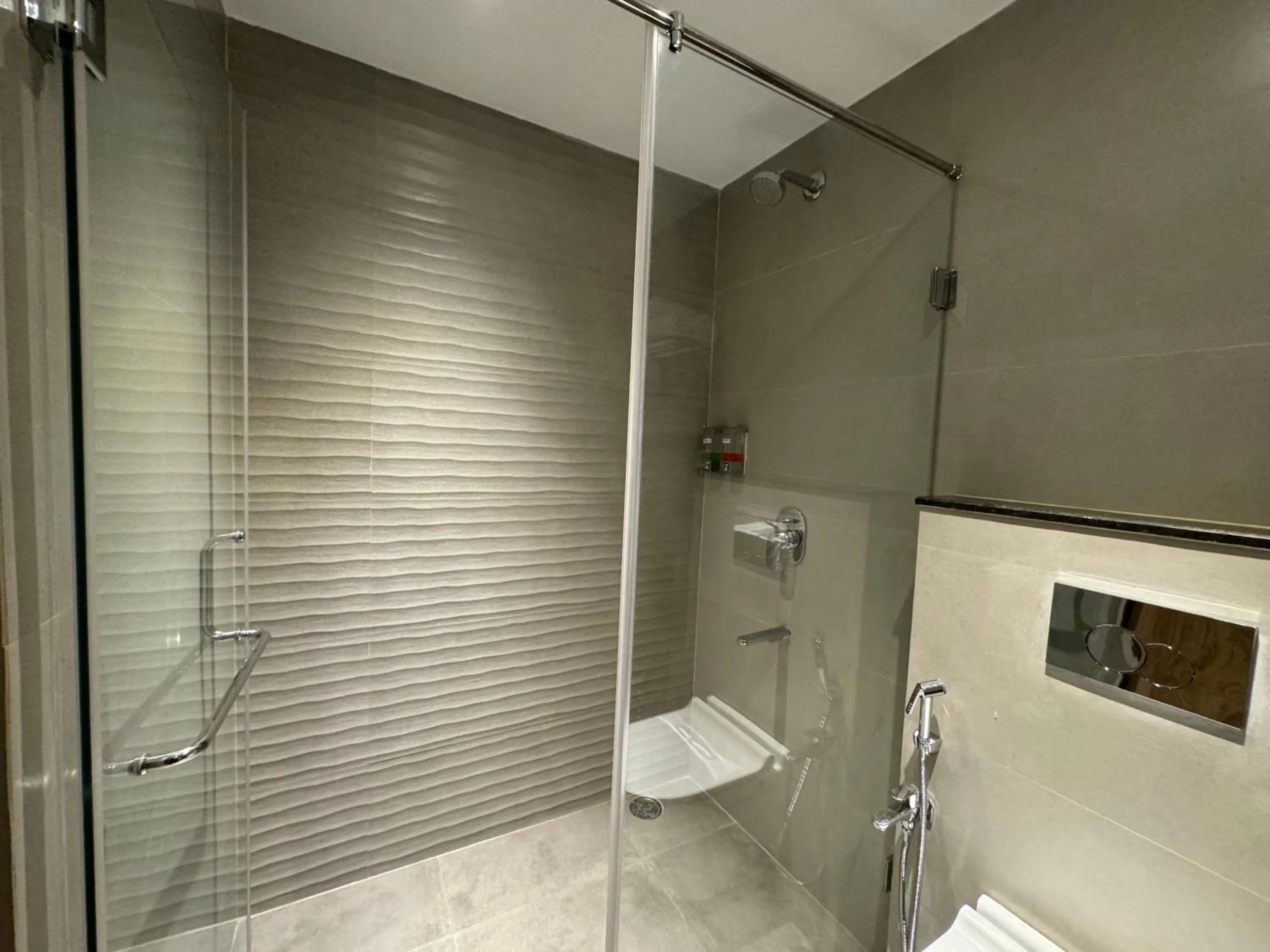 Shower in Hotel Devdeep Porvorim