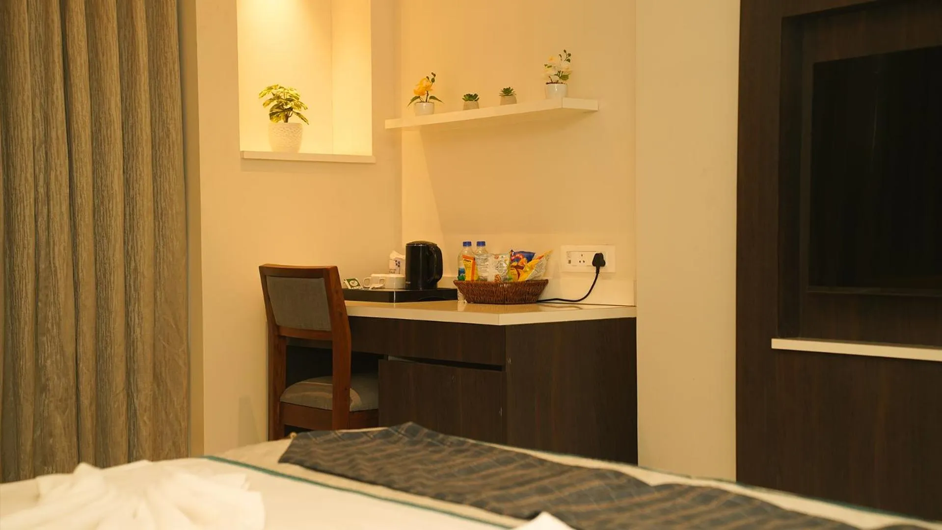 Coffee/tea facilities, Bed in Hotel Devdeep Porvorim