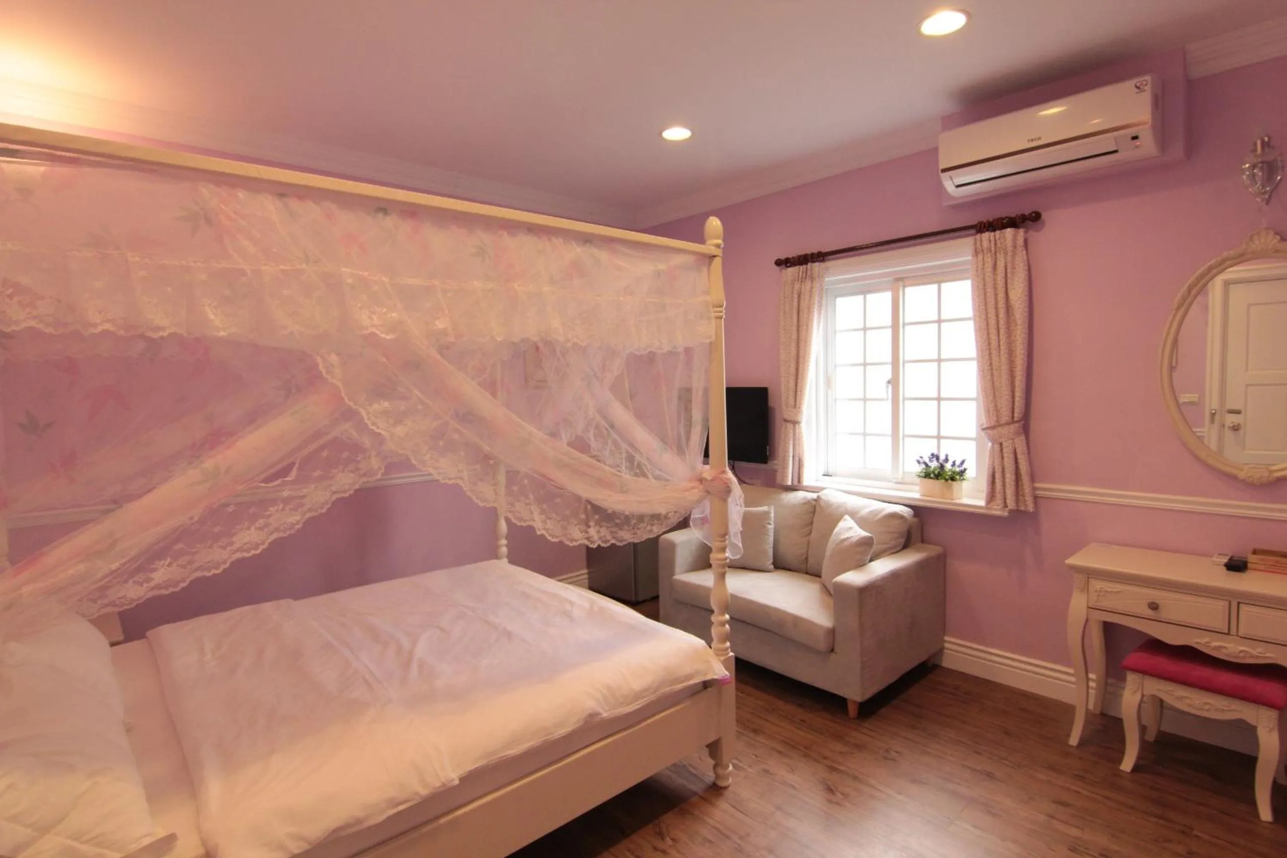 Photo of the whole room, Bed in Beautiful Life B&B