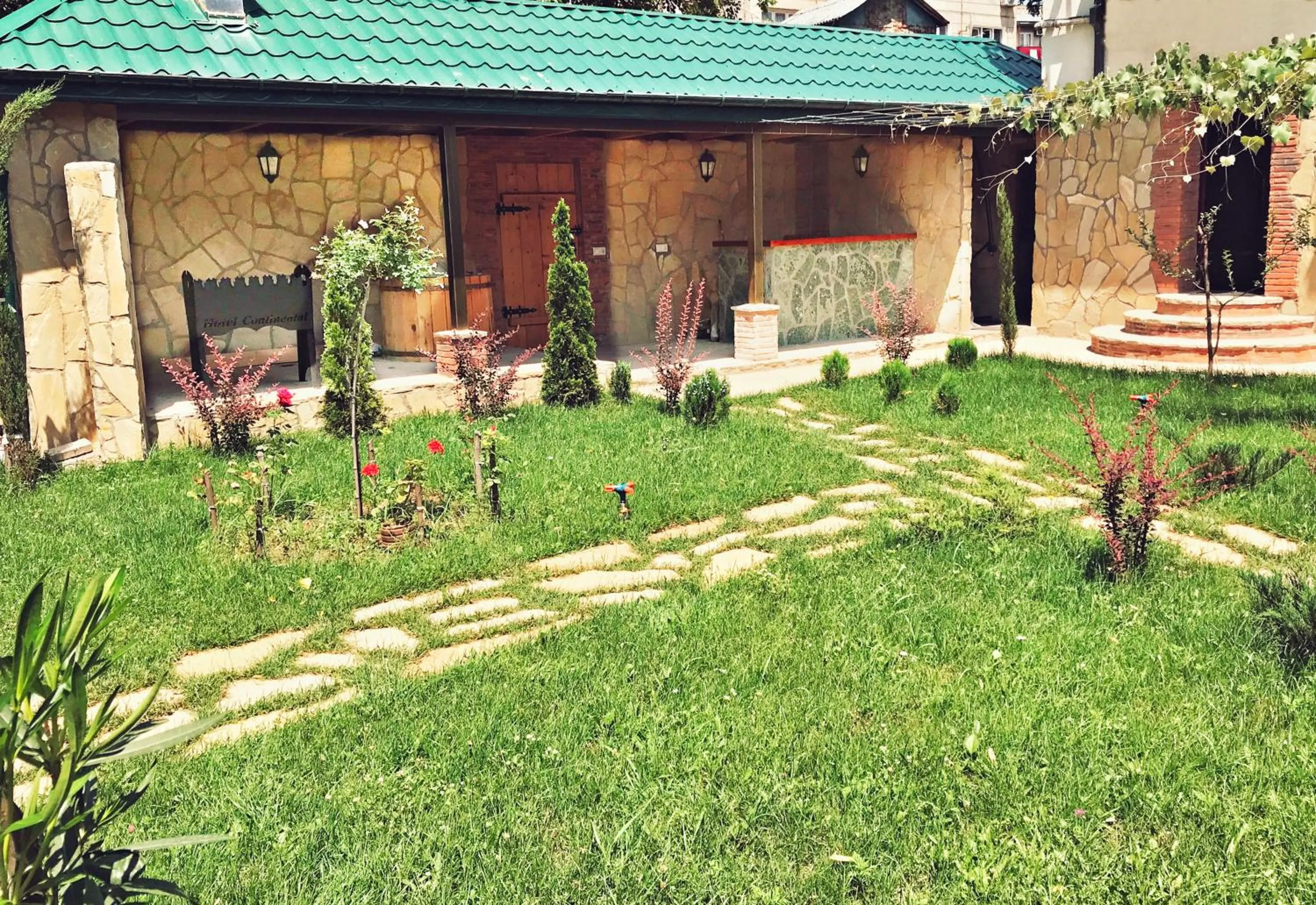 Restaurant/places to eat in Continental Hotel