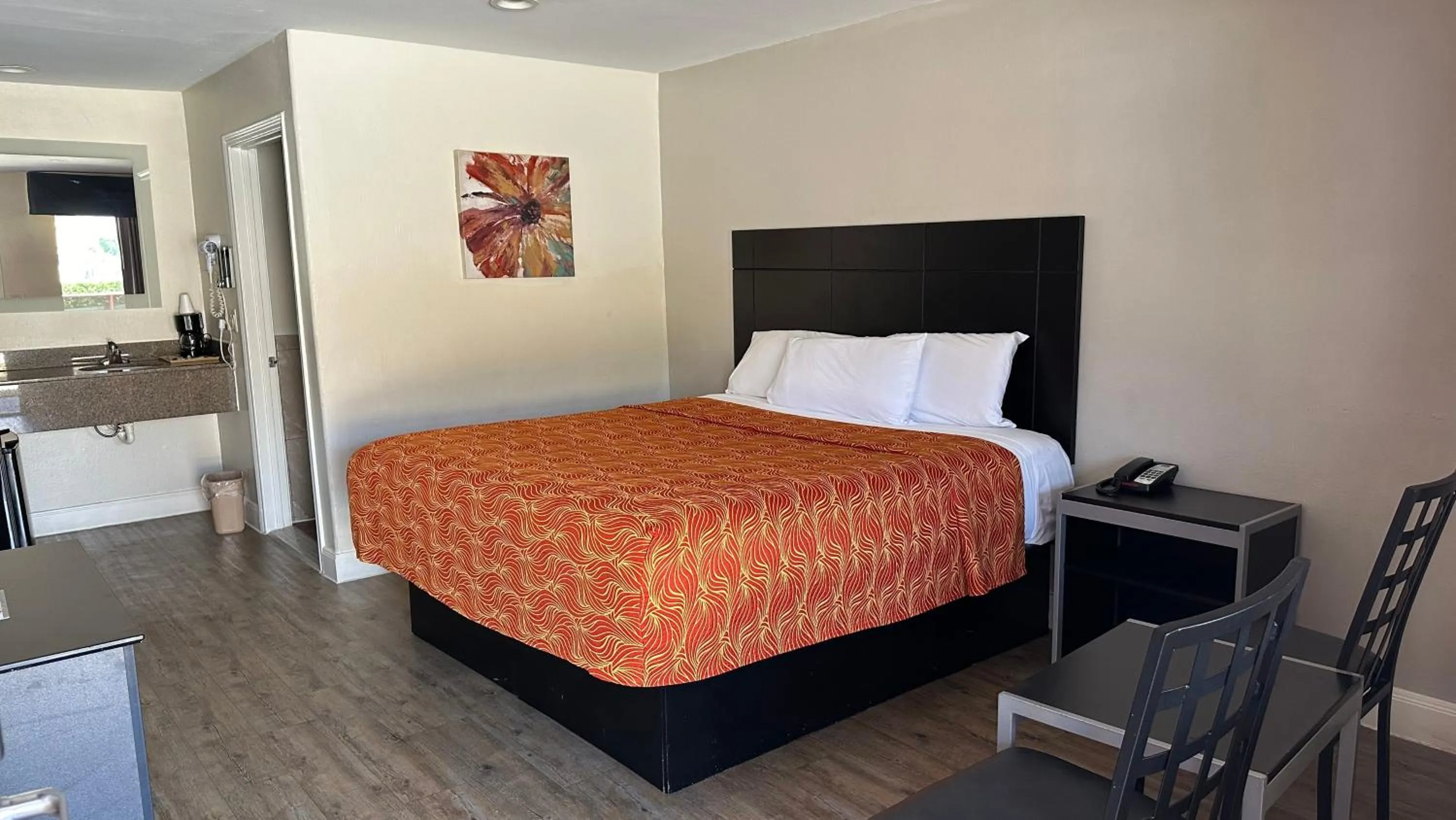 Photo of the whole room, Bed in Palace Inn I-45 & Bellfort