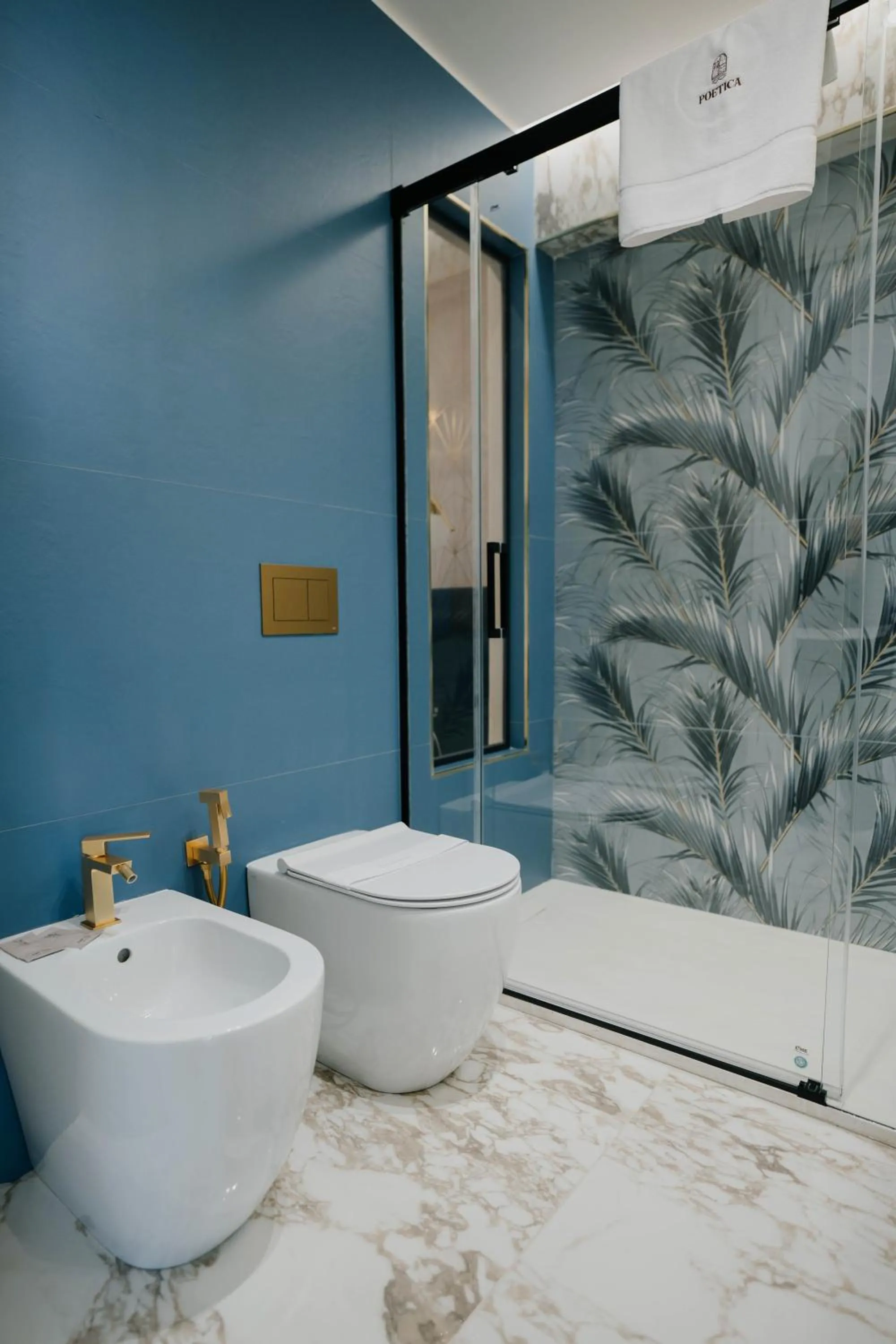 Shower in POETICA BOUTIQUE SKY HOTEL