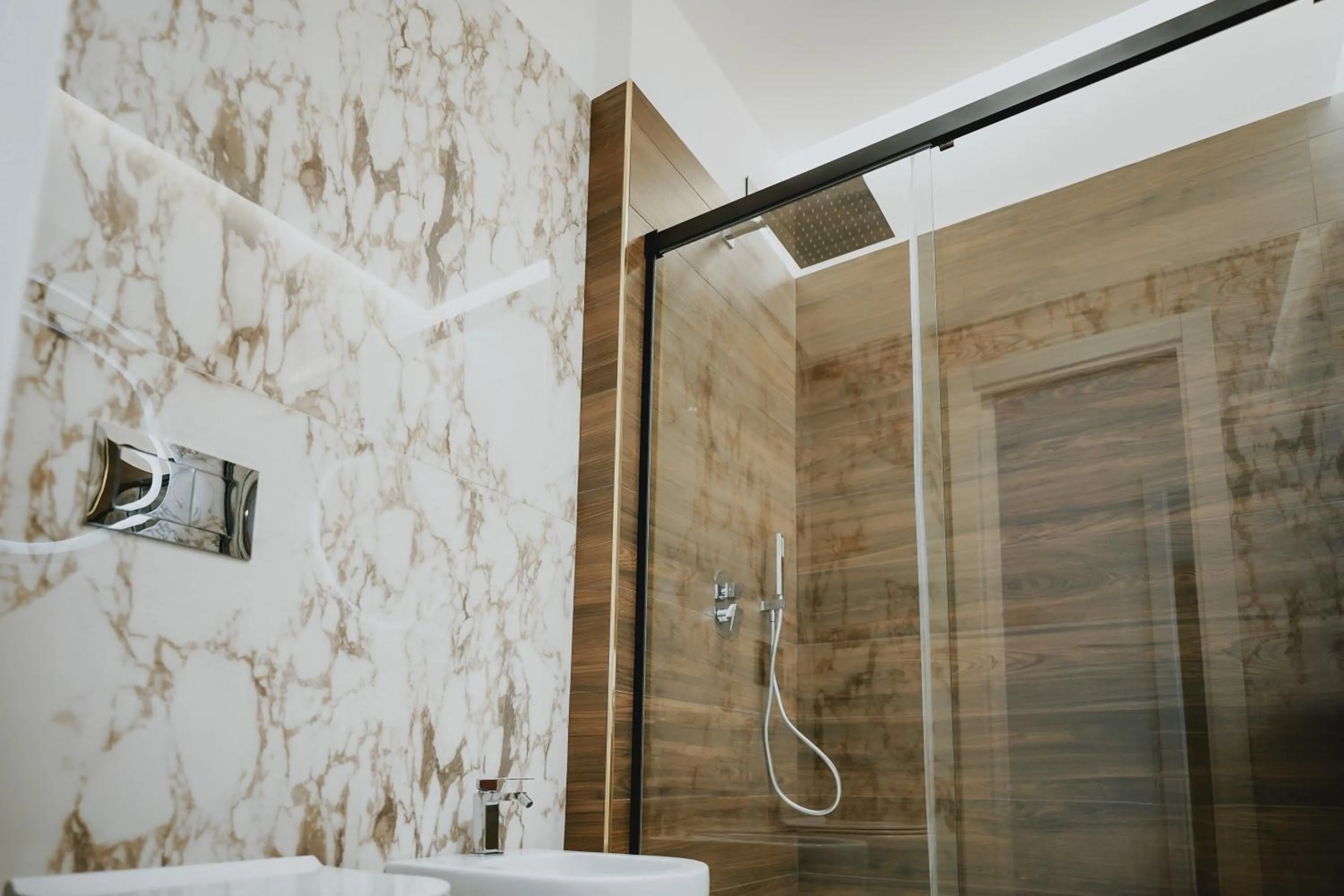 Shower in POETICA BOUTIQUE SKY HOTEL