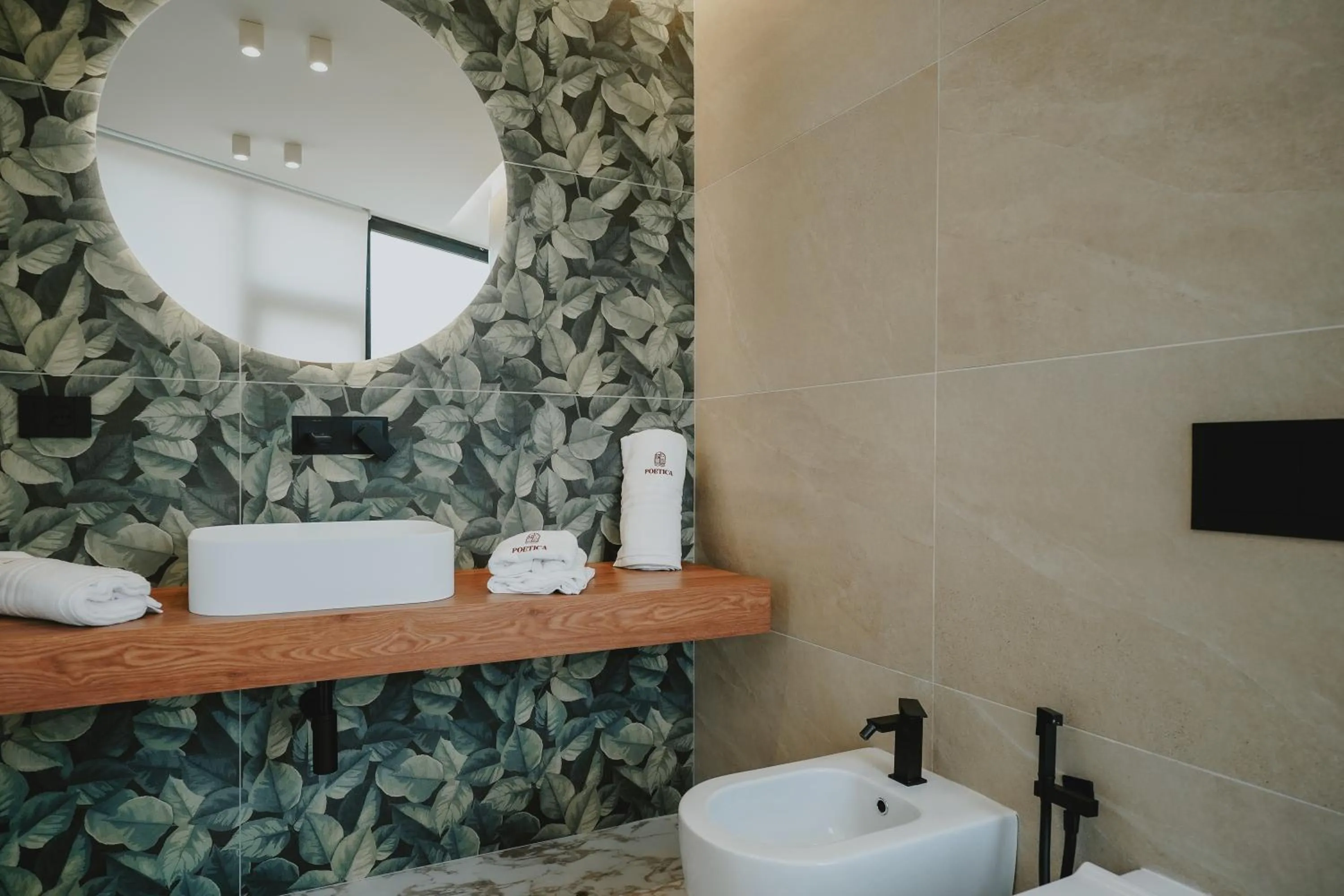 Shower in POETICA BOUTIQUE SKY HOTEL