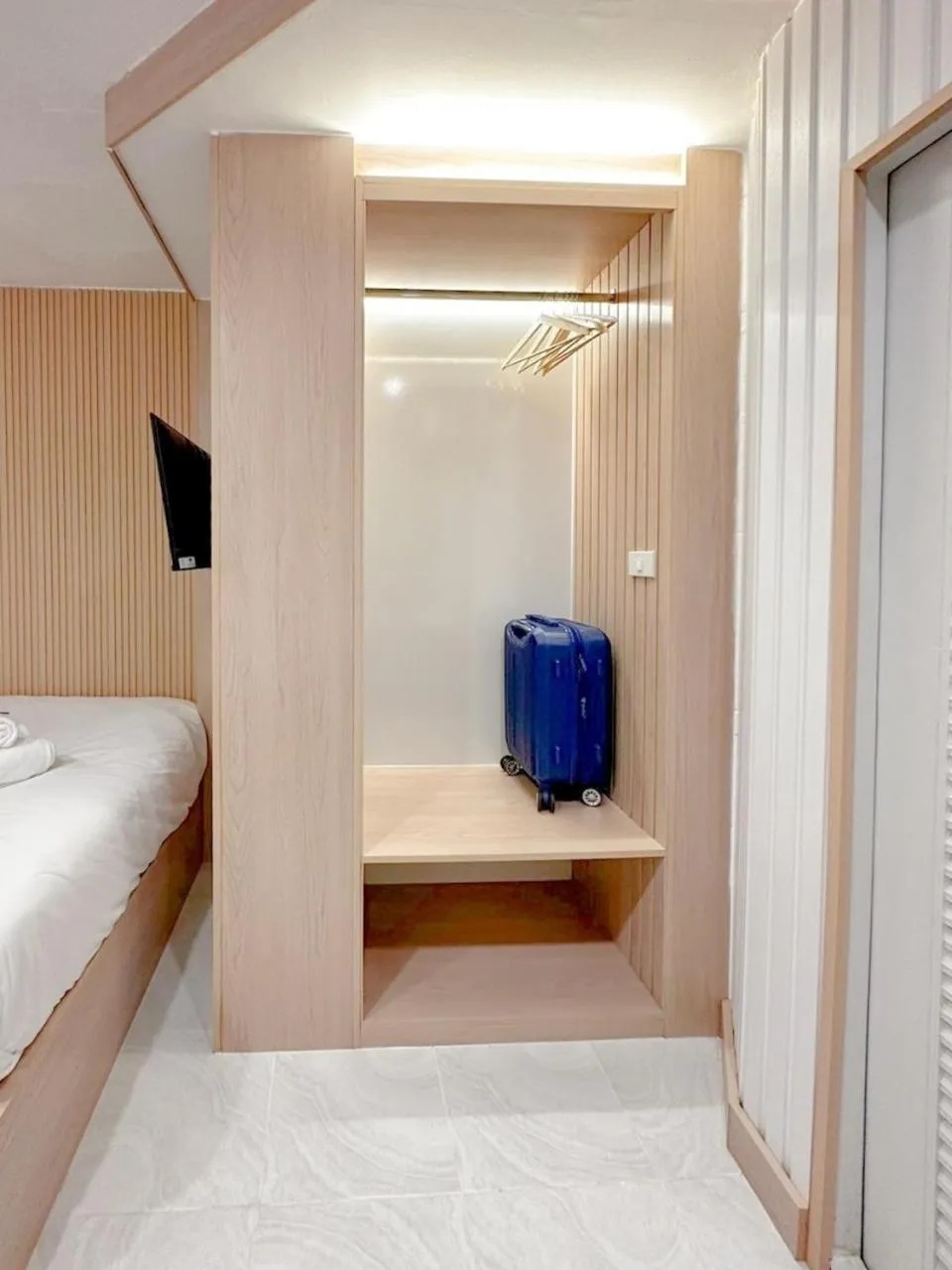 wardrobe, Bed in Thrive Hotel